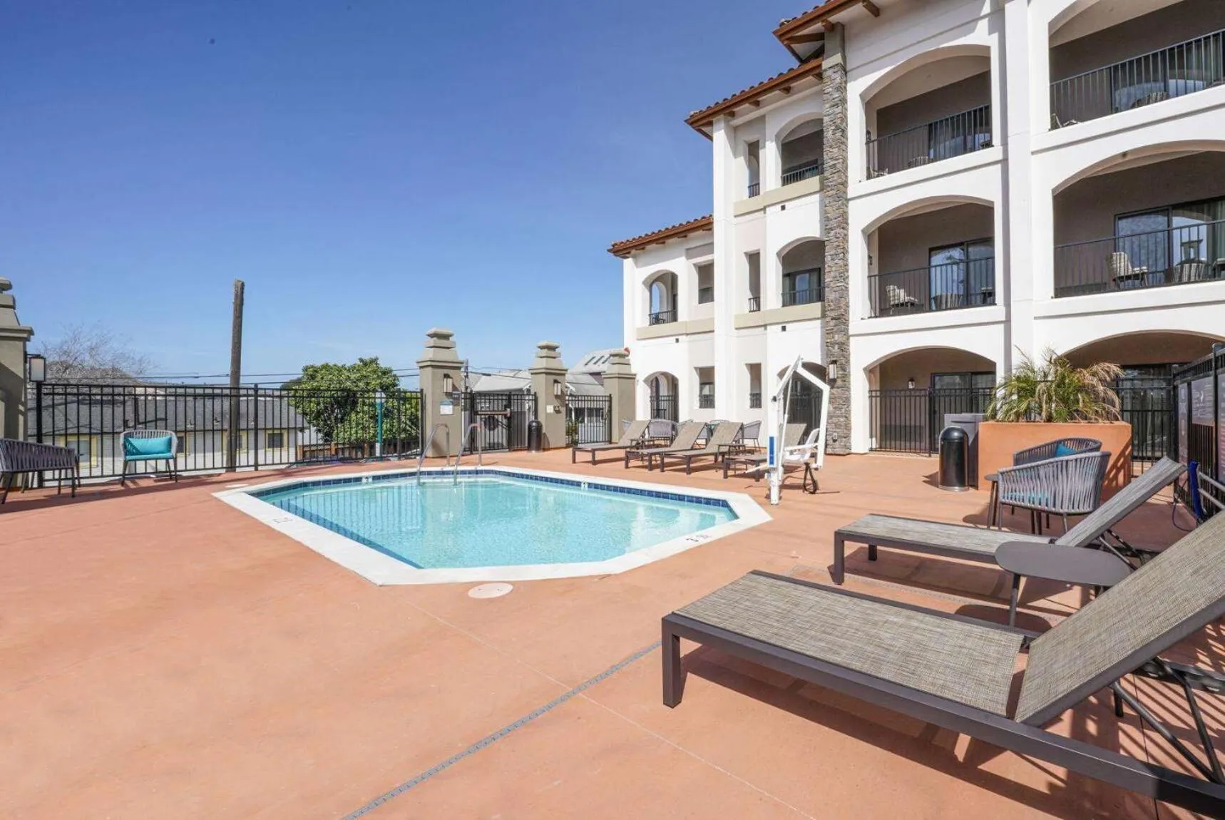 Pool view in La Quinta Inn & Suites by Wyndham Santa Cruz
