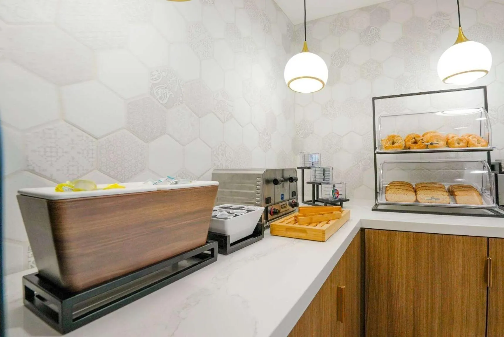 Breakfast in La Quinta Inn & Suites by Wyndham Santa Cruz