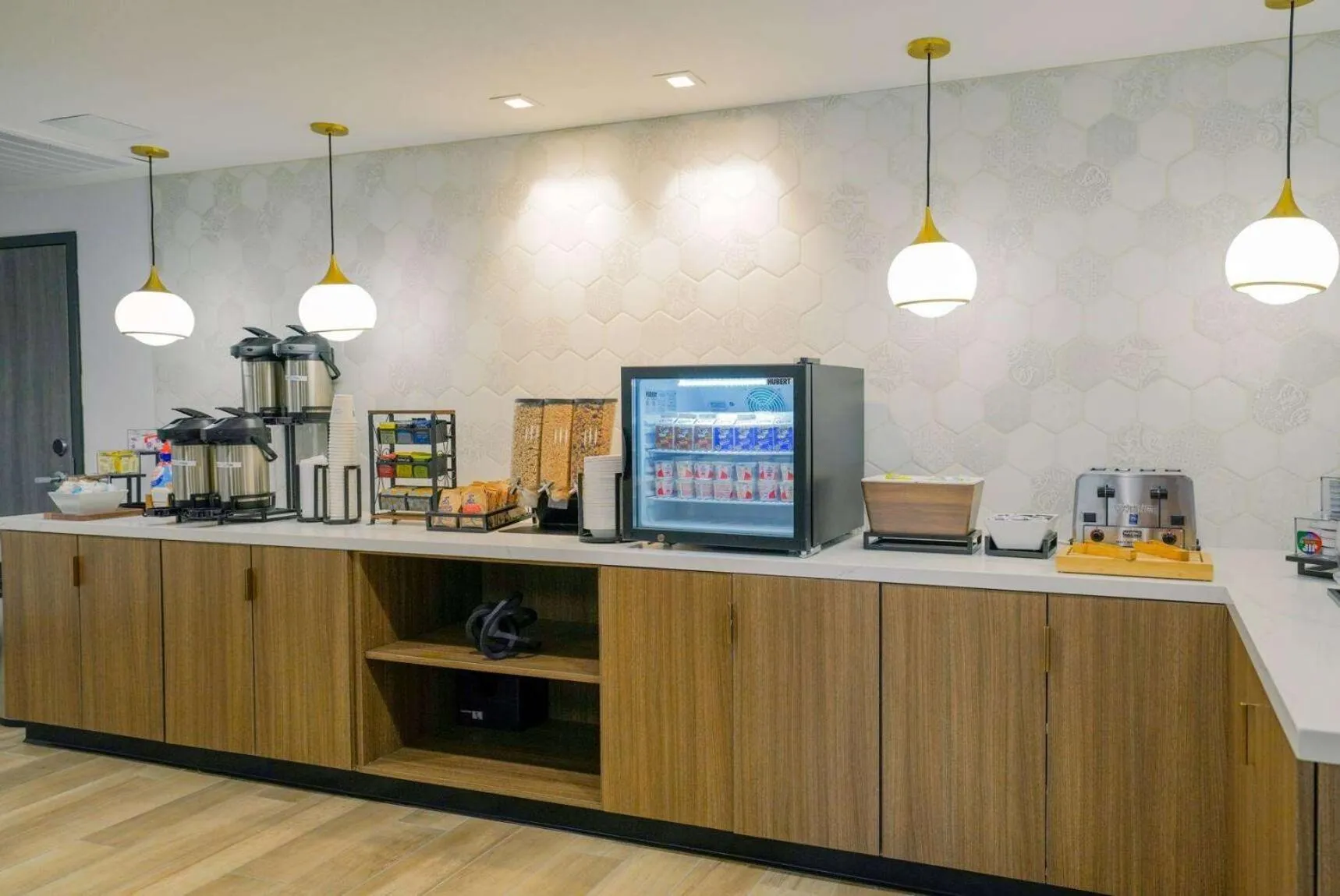 Breakfast in La Quinta Inn & Suites by Wyndham Santa Cruz