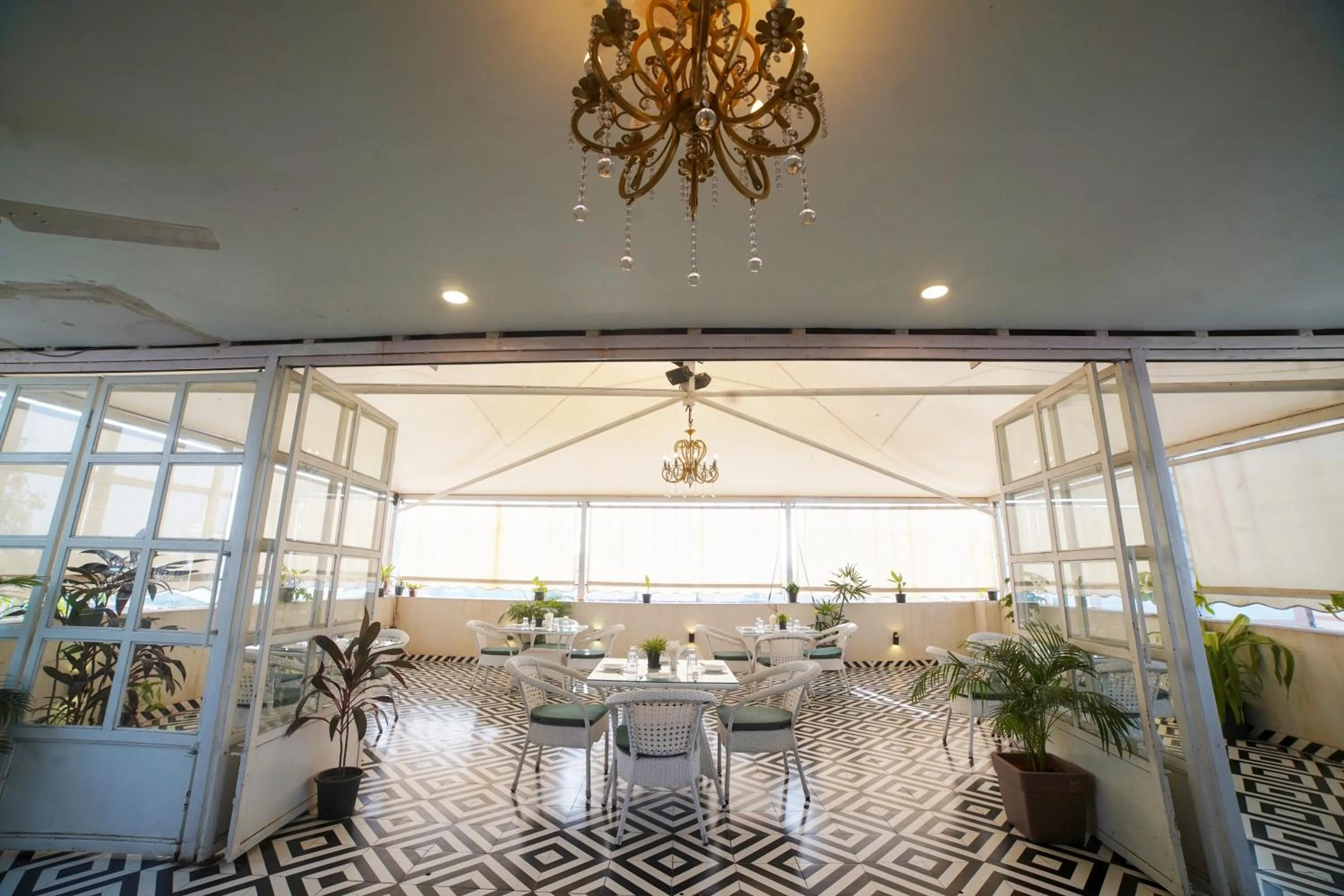 Restaurant/places to eat in Hotel Centre Park Bhopal