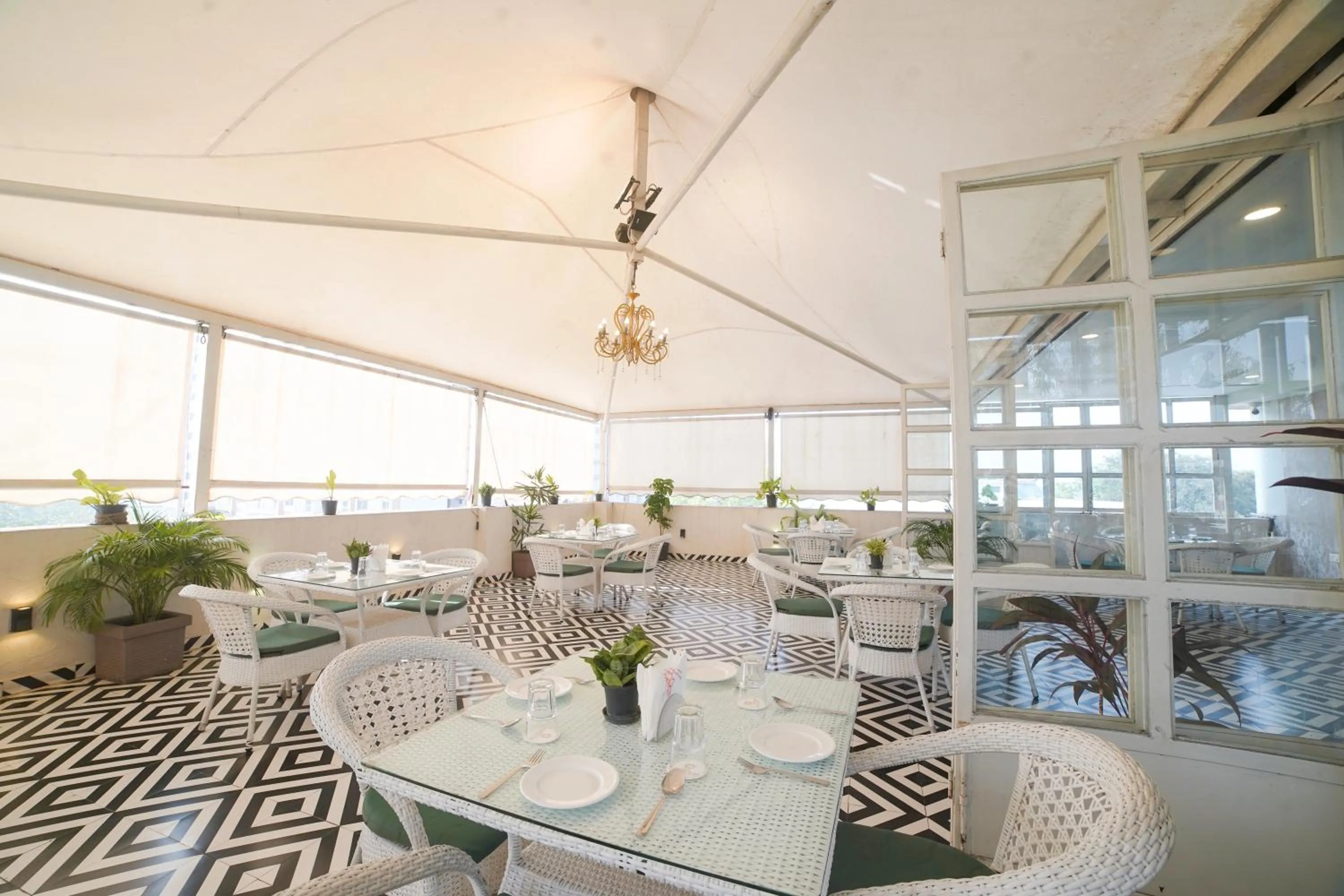 Restaurant/places to eat in Hotel Centre Park Bhopal