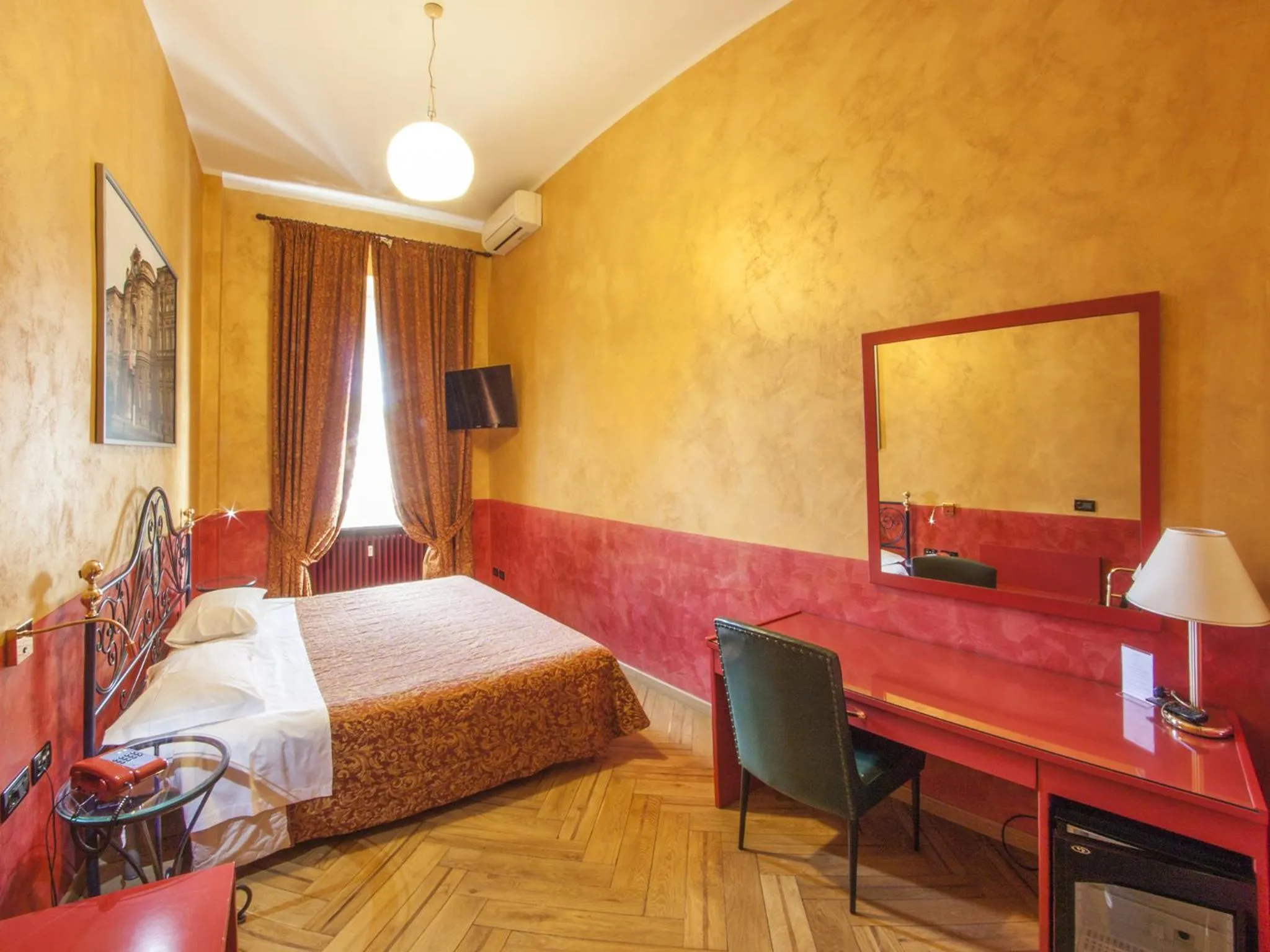 Photo of the whole room, Bed in Artua'&Solferino