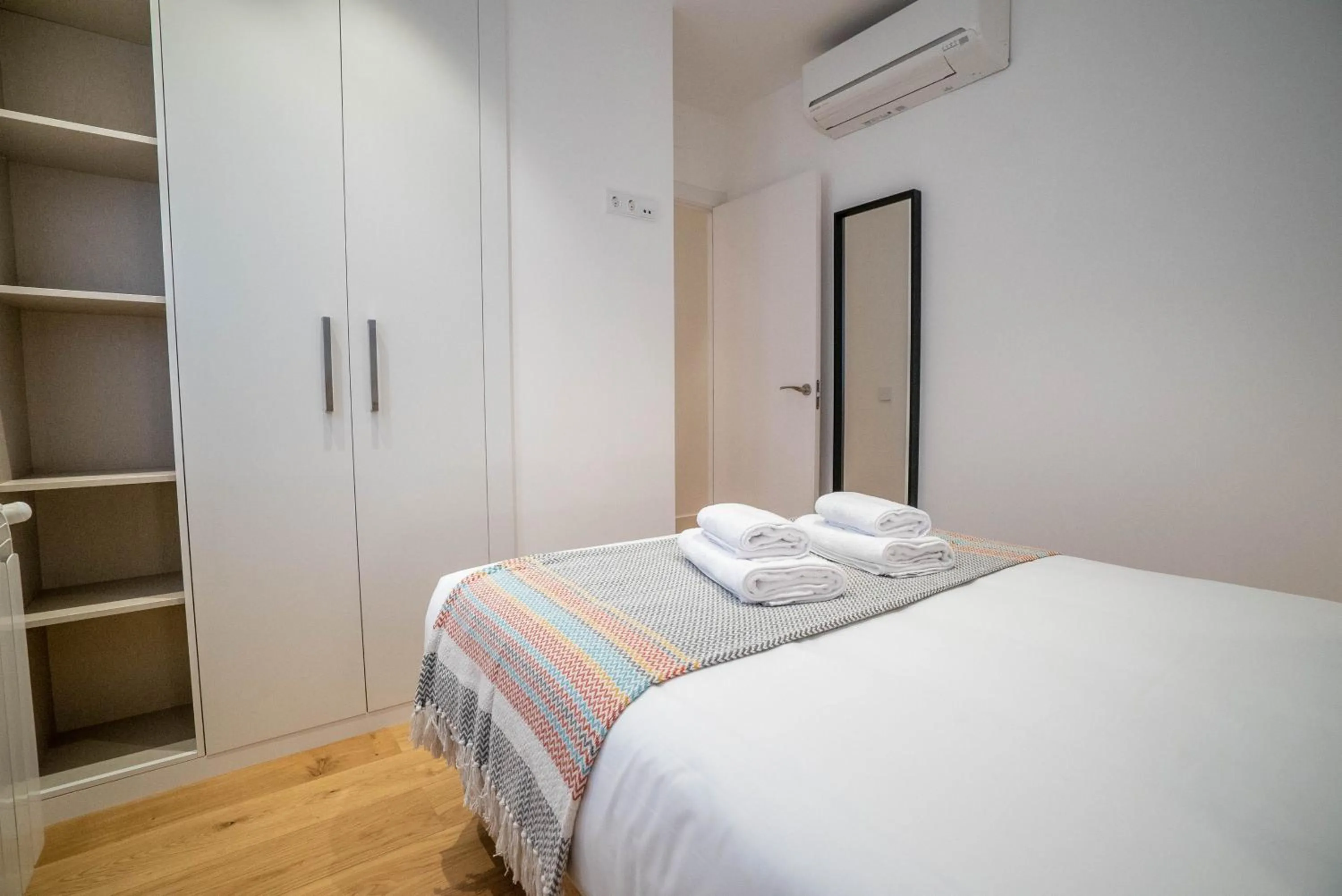 Bed in Smartr Madrid Gran Via Apartments