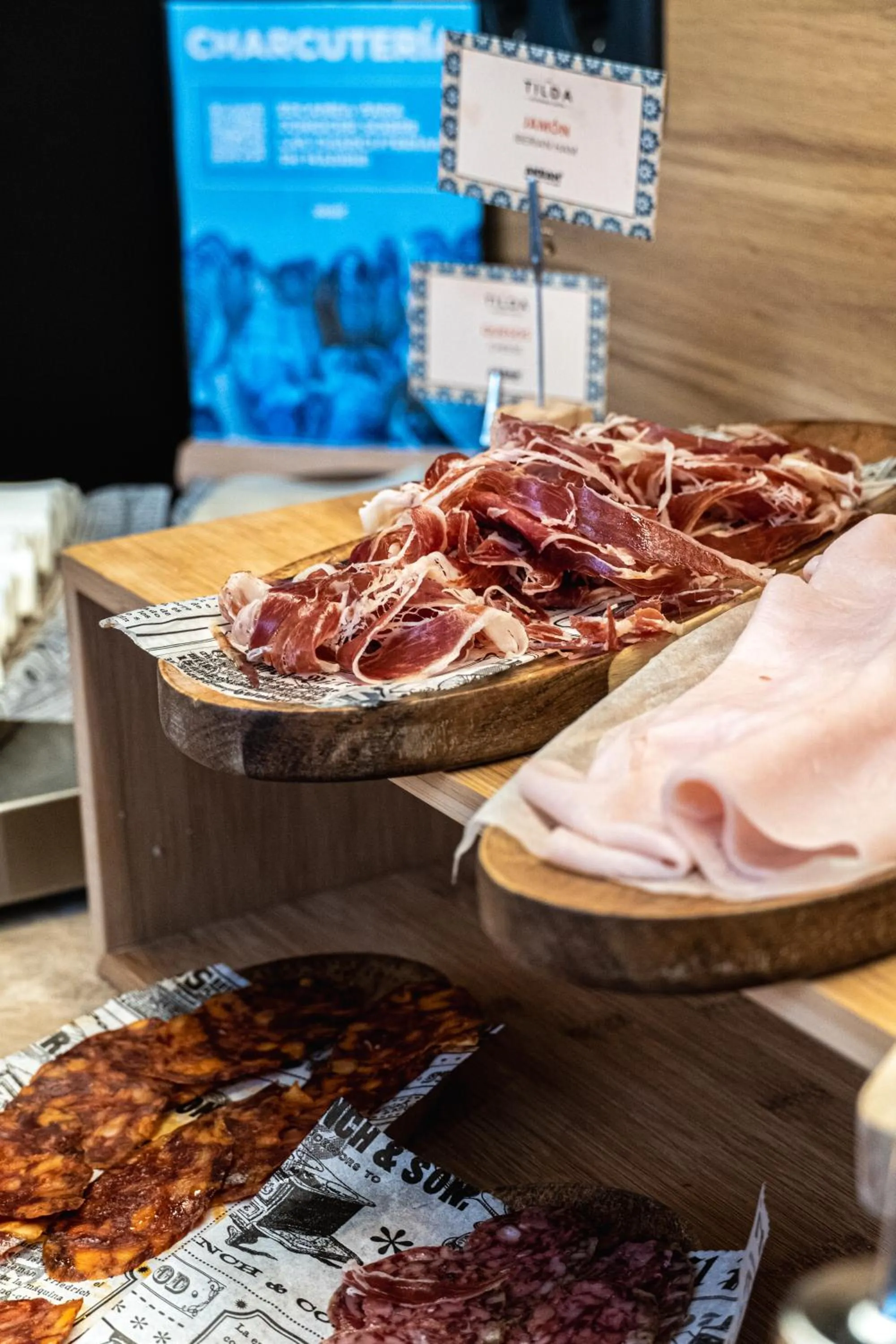 Restaurant/places to eat in Smartr Madrid Gran Via Apartments