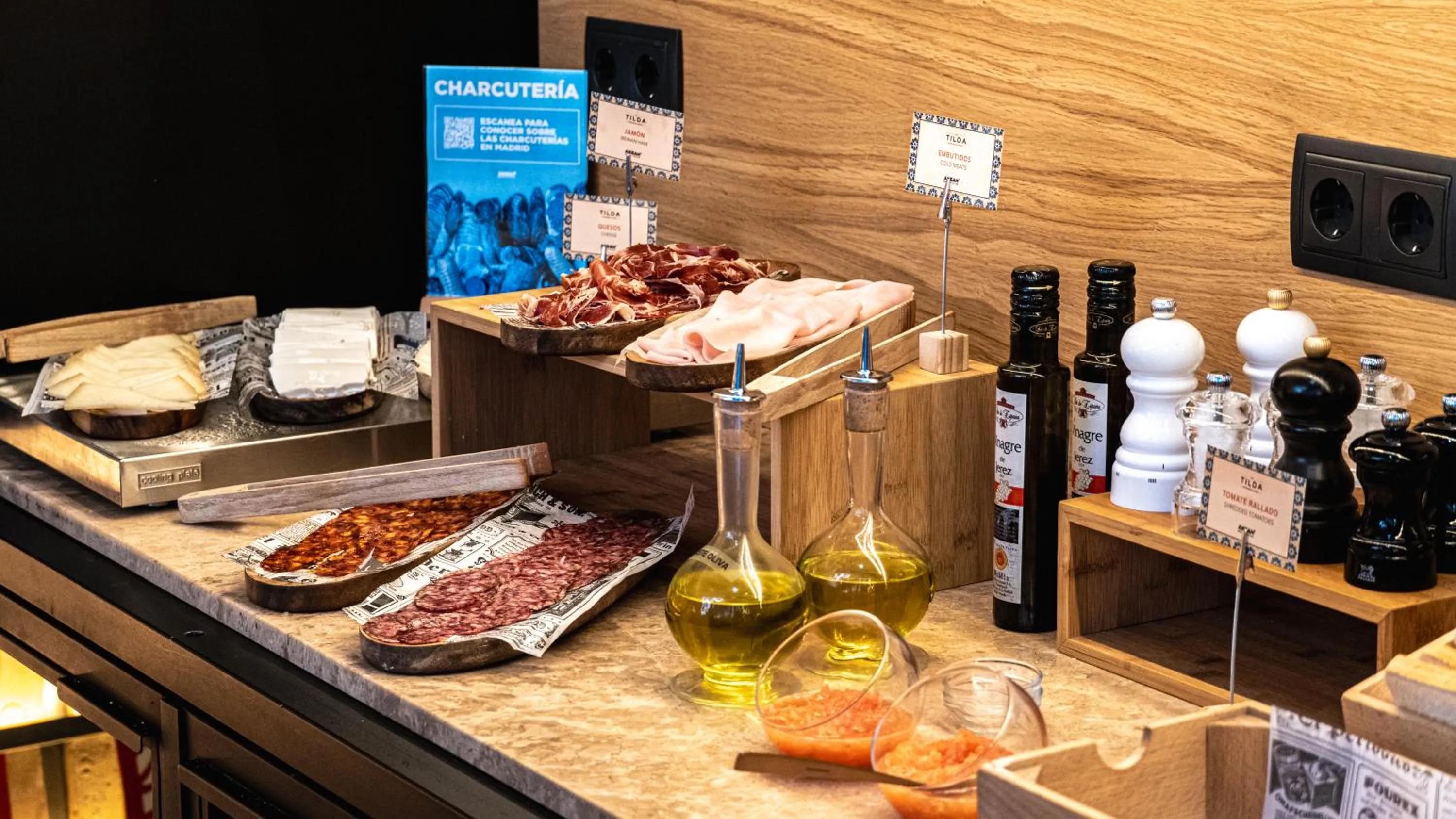 Restaurant/places to eat in Smartr Madrid Gran Via Apartments