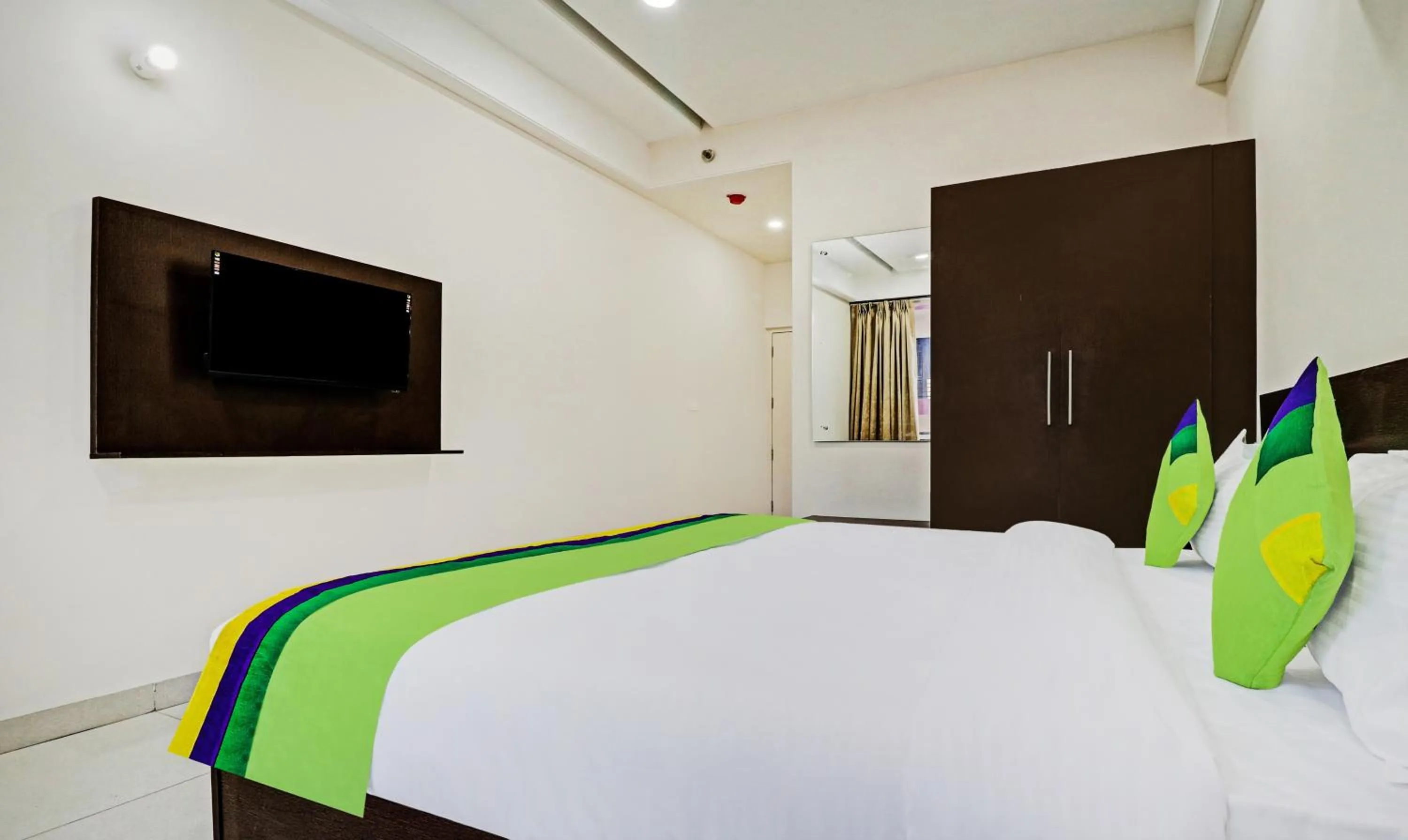 Bed in Treebo Kamron Regency Sector 80