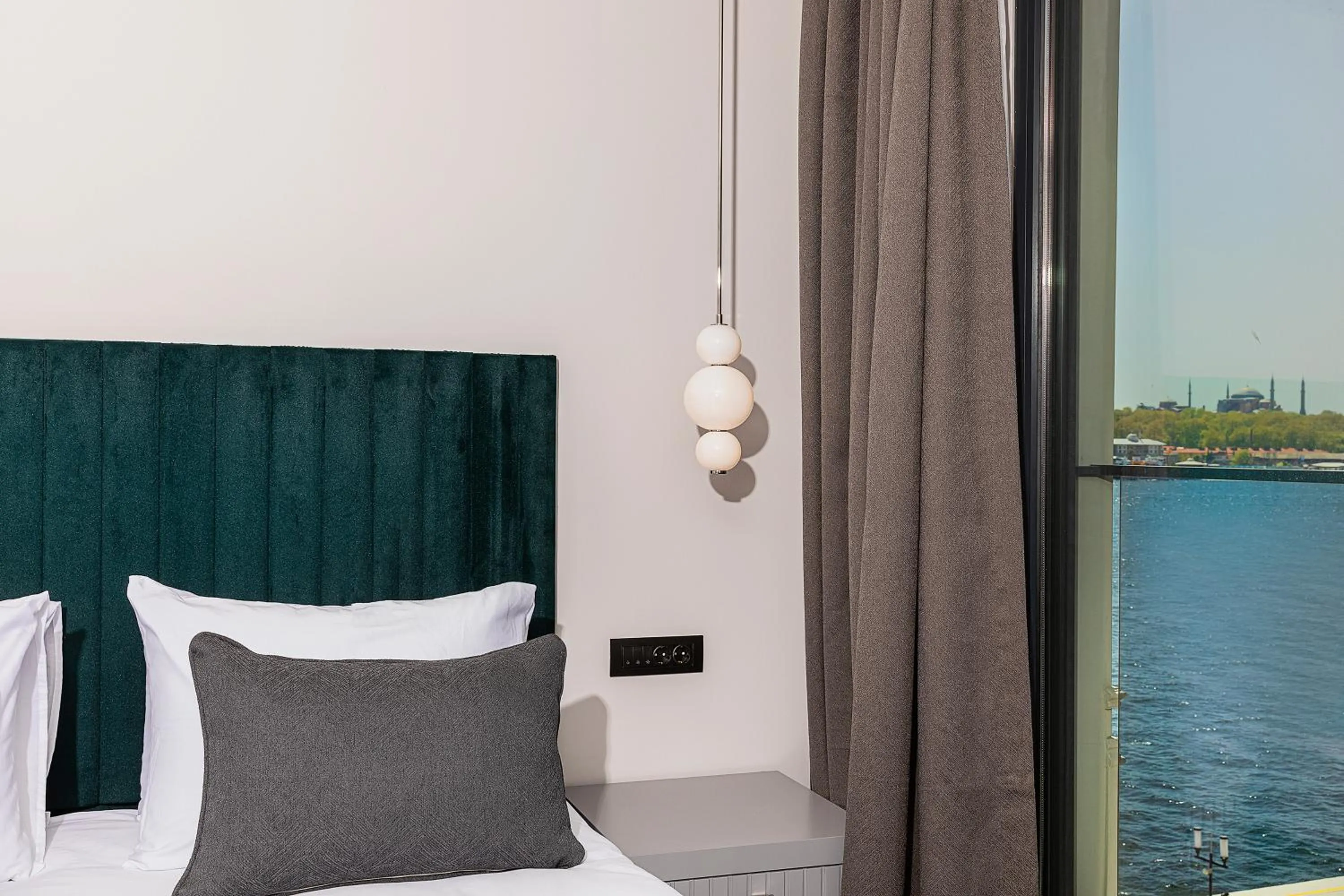 Sea view, Bed in Pera Bosphorus Hotel