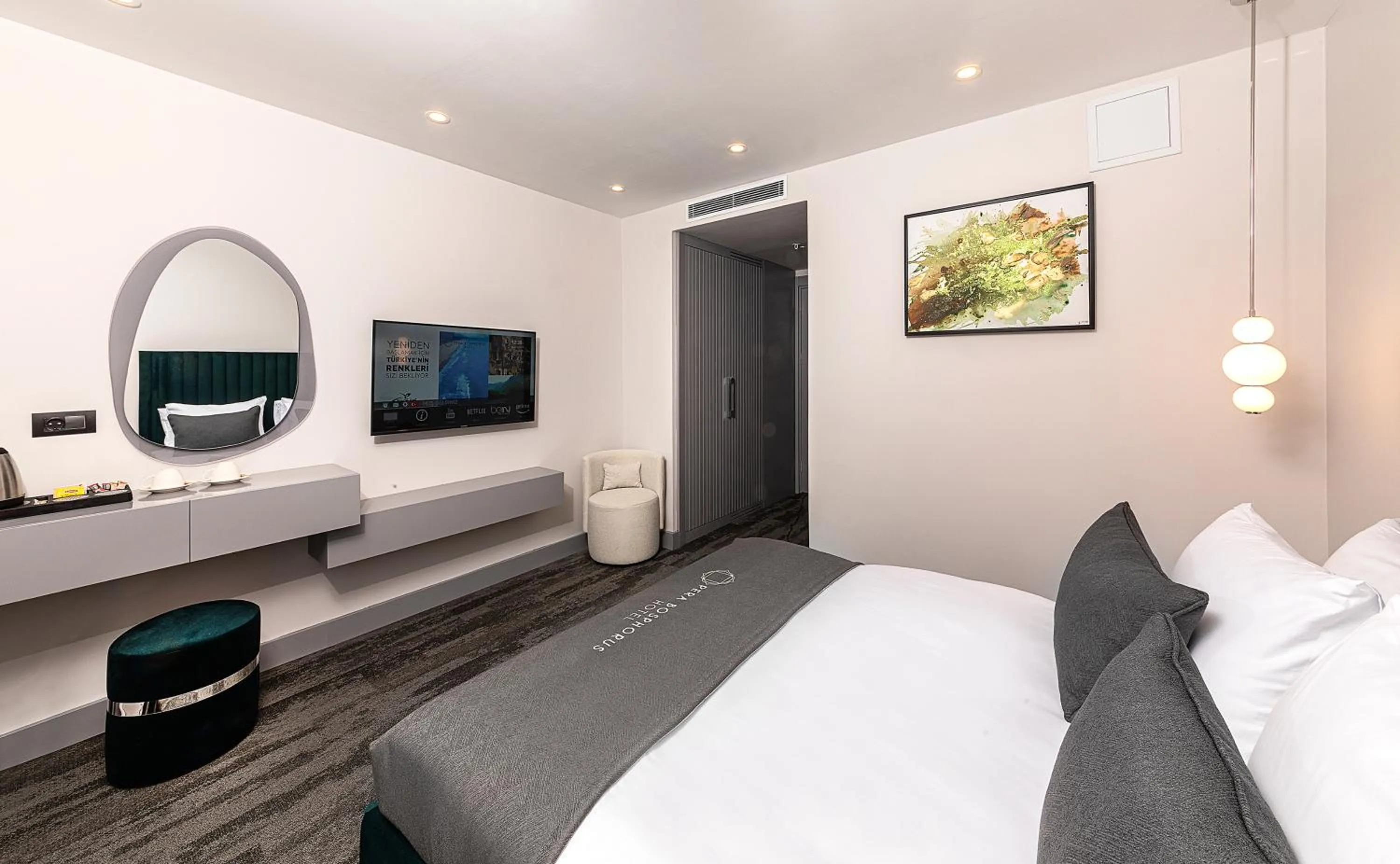 Communal lounge/ TV room, Bed in Pera Bosphorus Hotel