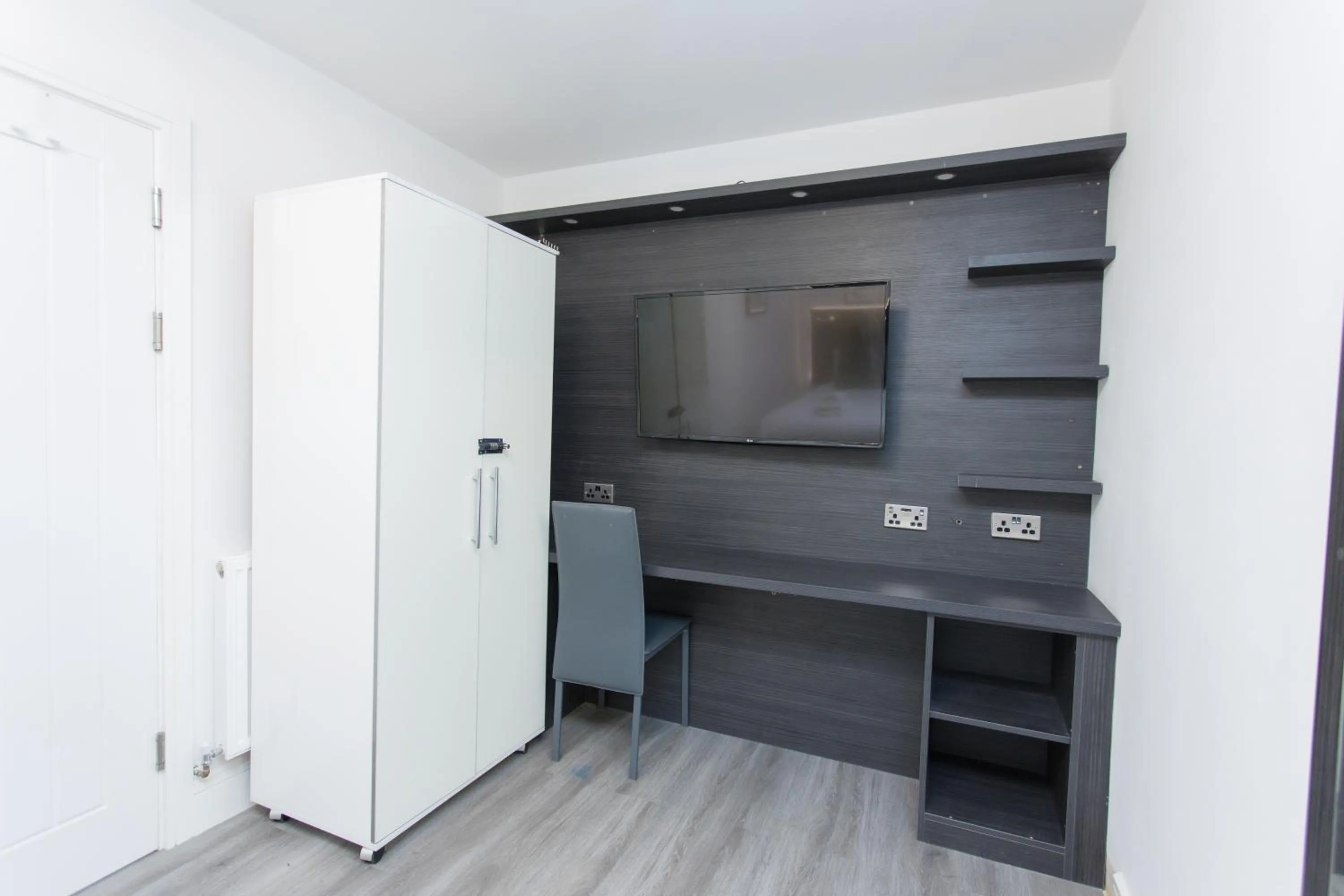 wardrobe in Legoland Heathrow Windsor Apartment Hotel