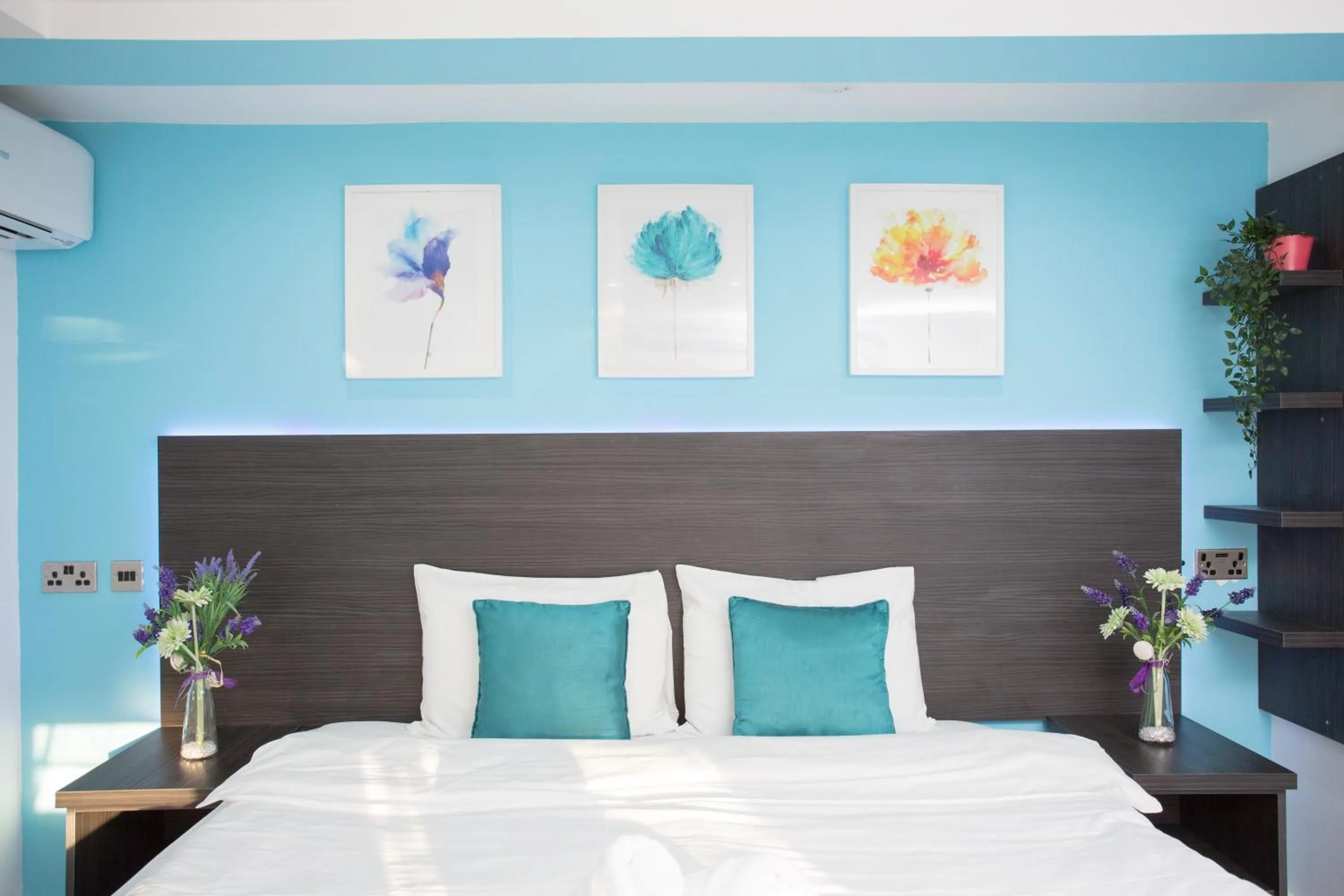 Bed in Legoland Heathrow Windsor Apartment Hotel