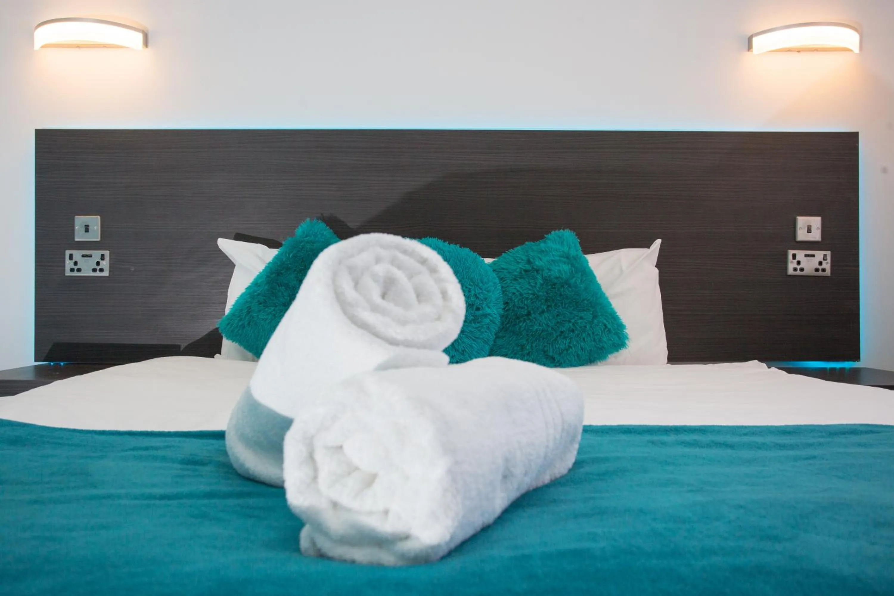 towels, Bed in Legoland Heathrow Windsor Apartment Hotel