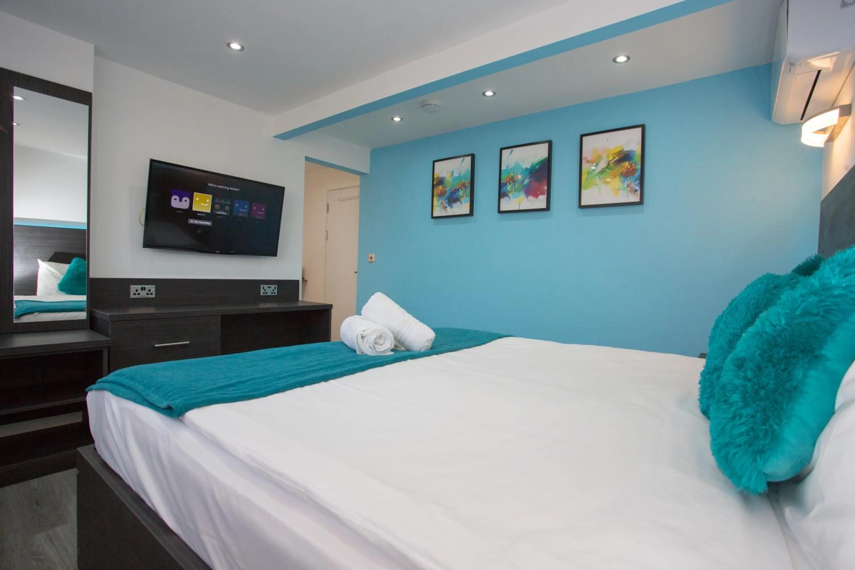 Bed in Legoland Heathrow Windsor Apartment Hotel