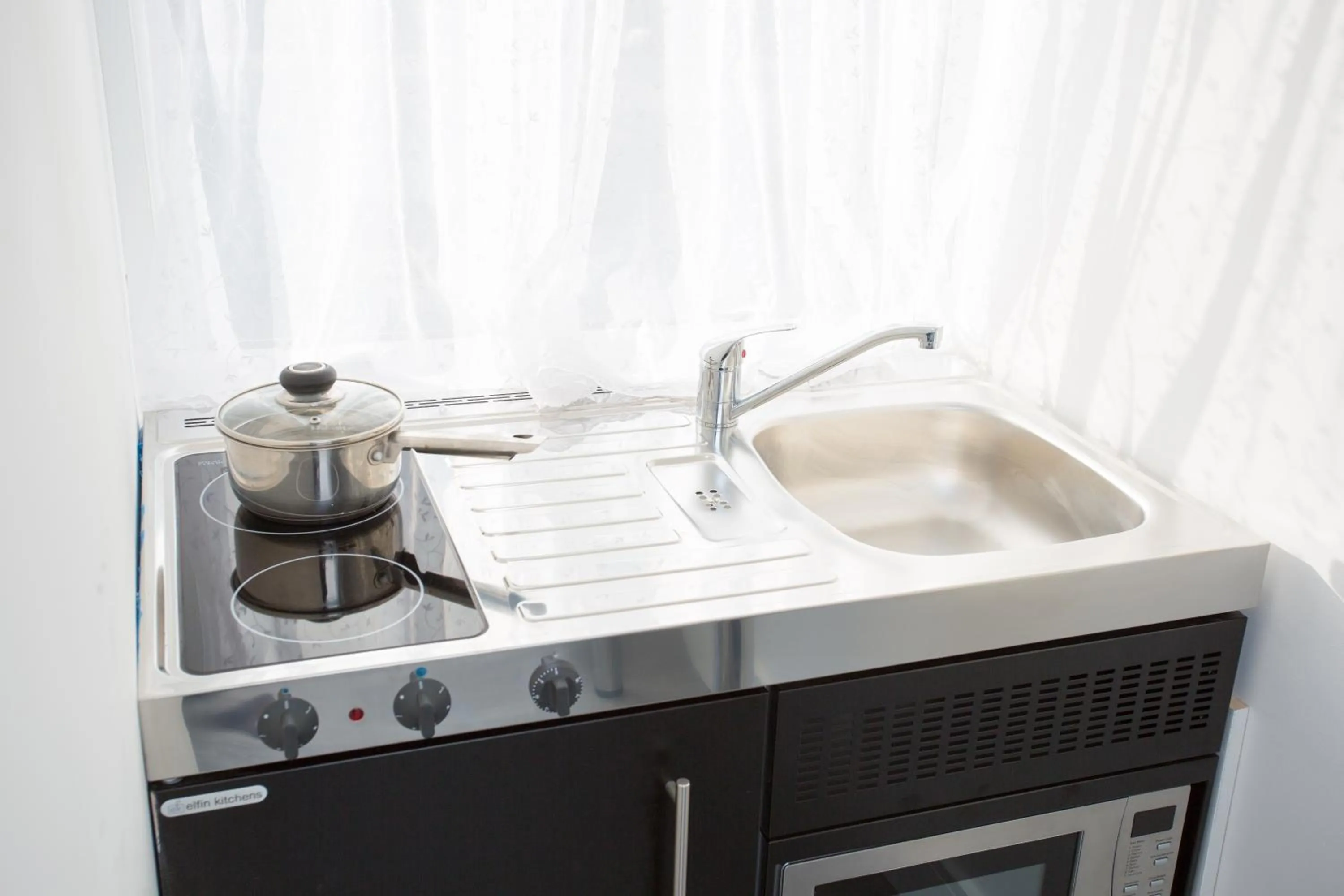 Kitchen or kitchenette in Legoland Heathrow Windsor Apartment Hotel