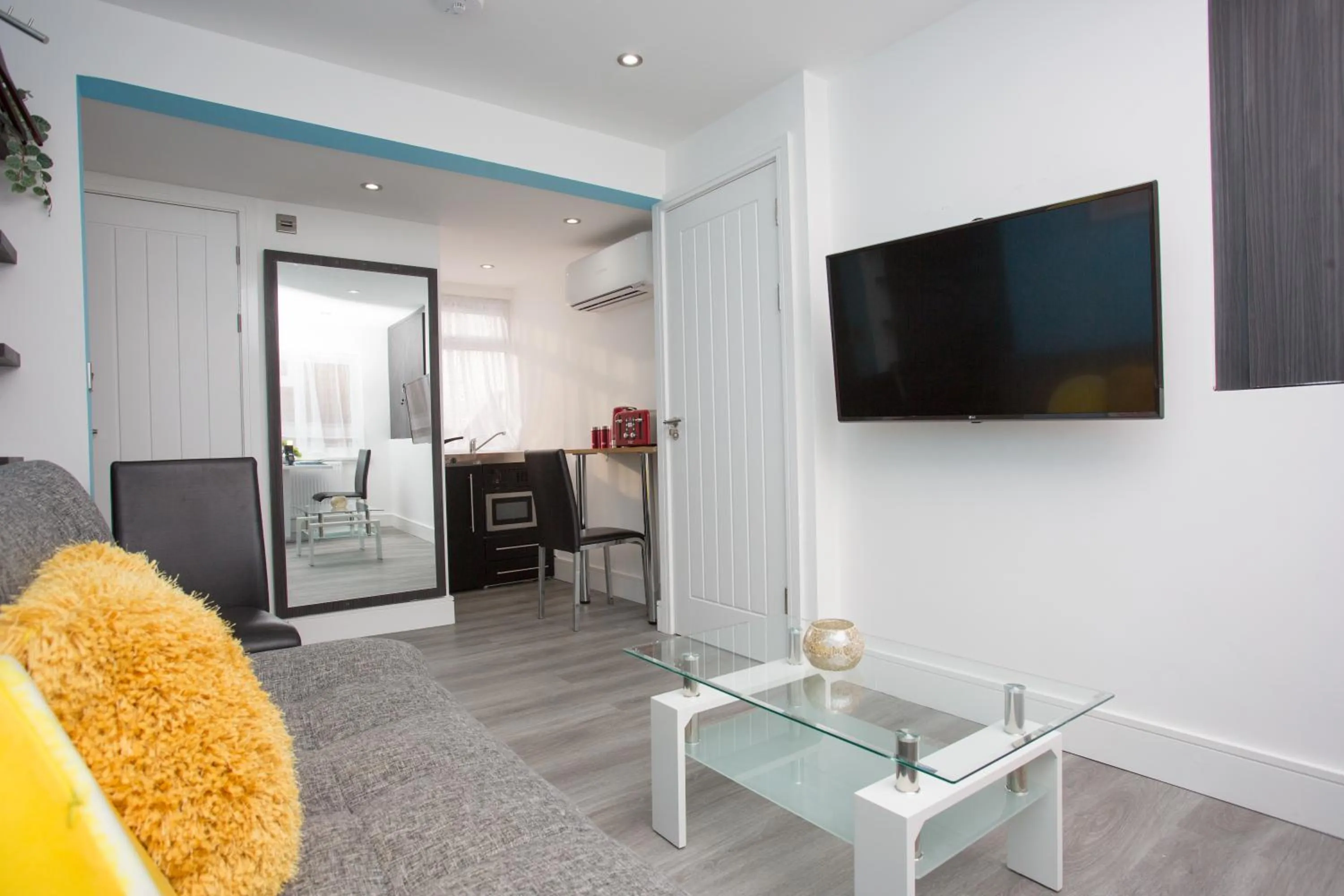 TV and multimedia in Legoland Heathrow Windsor Apartment Hotel