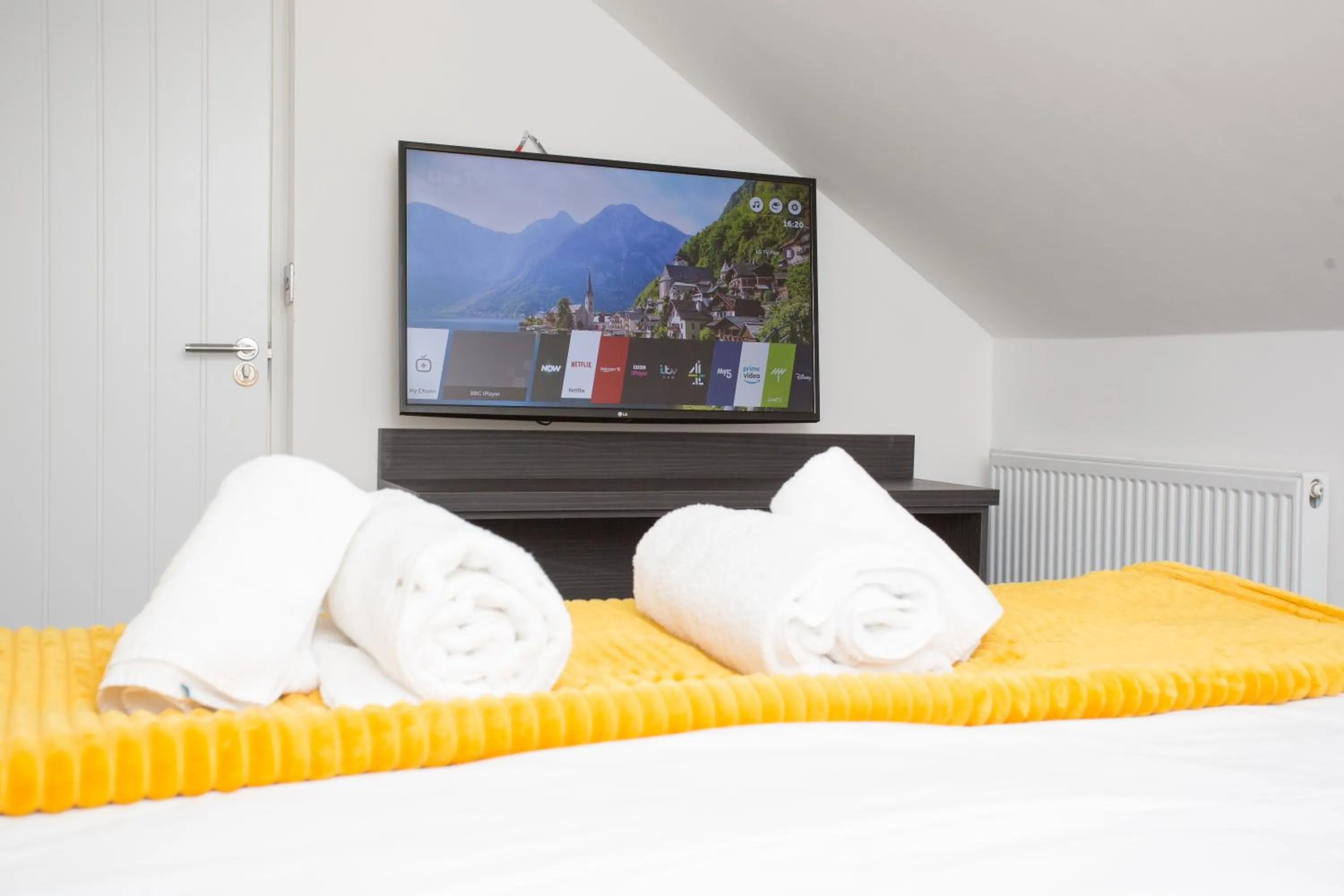 Bed in Legoland Heathrow Windsor Apartment Hotel