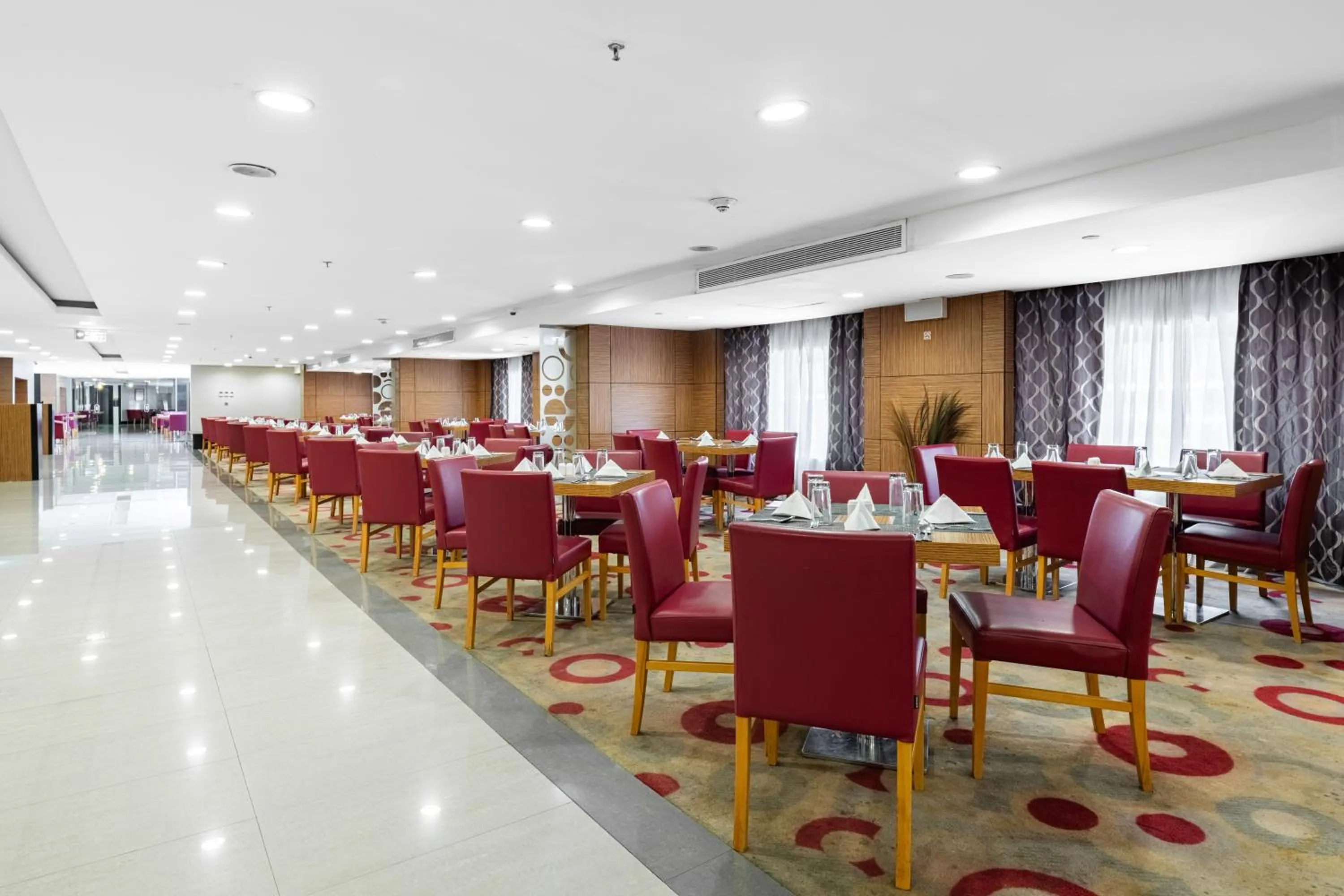 Restaurant/places to eat in Elaf Bakkah Hotel