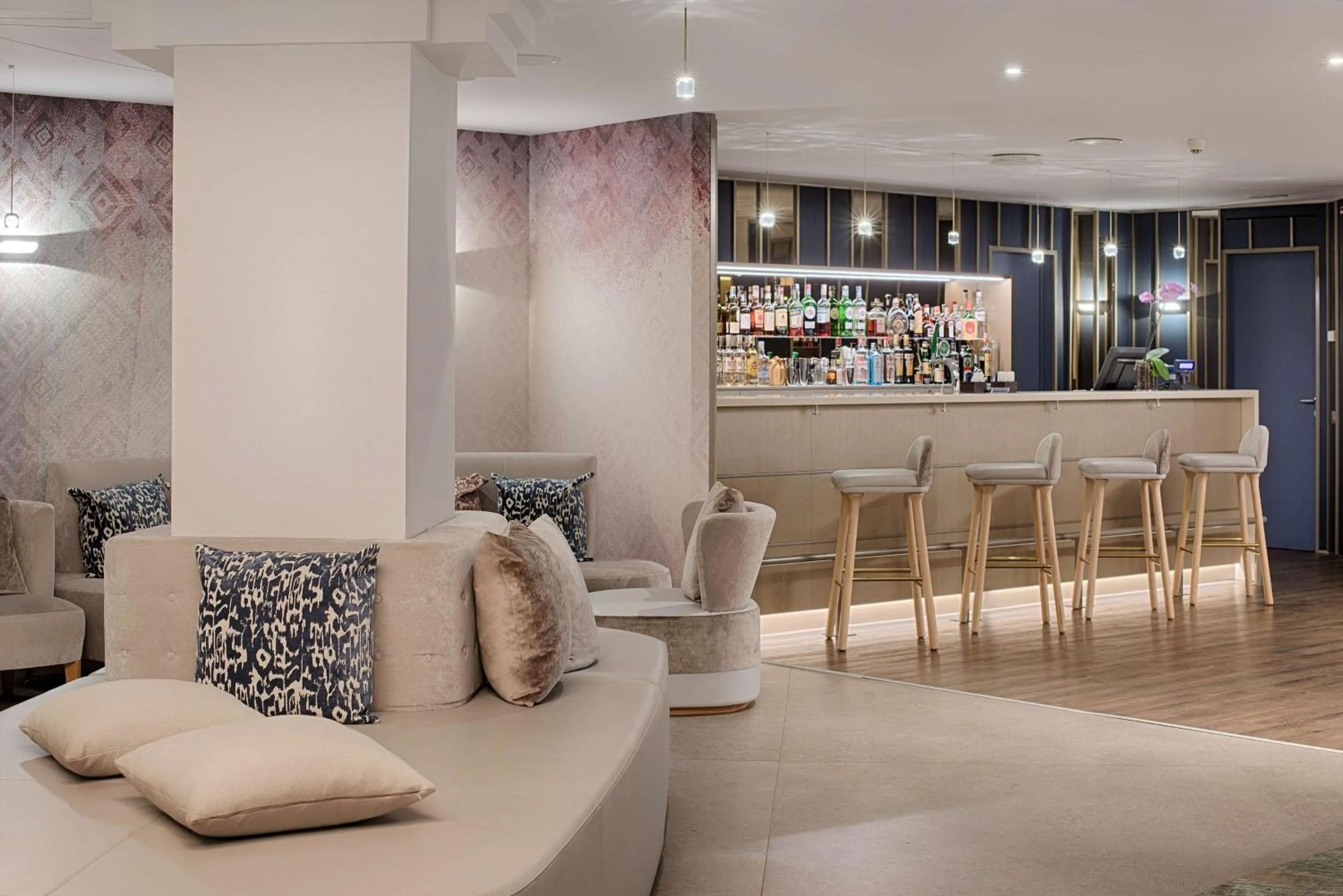 Lounge or bar in NH Torino Centro