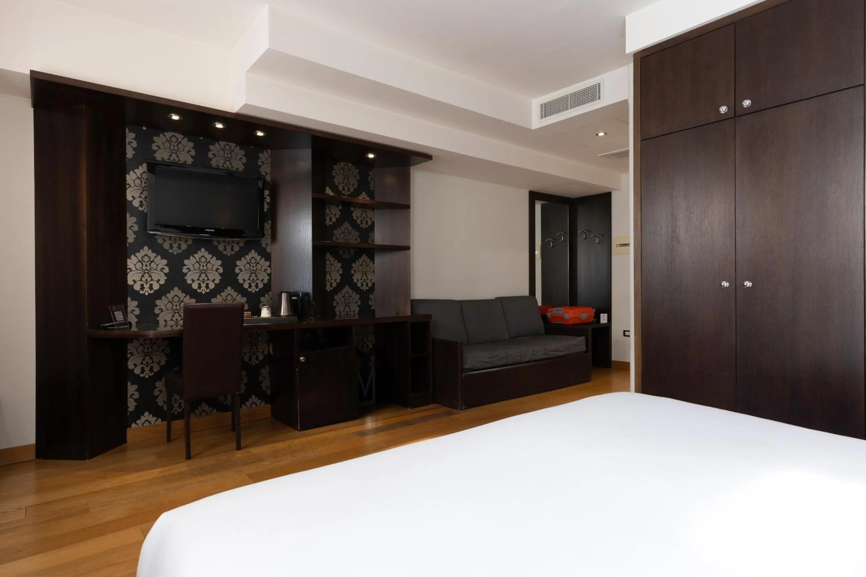 Photo of the whole room, Bed in Hotel Royal Caserta