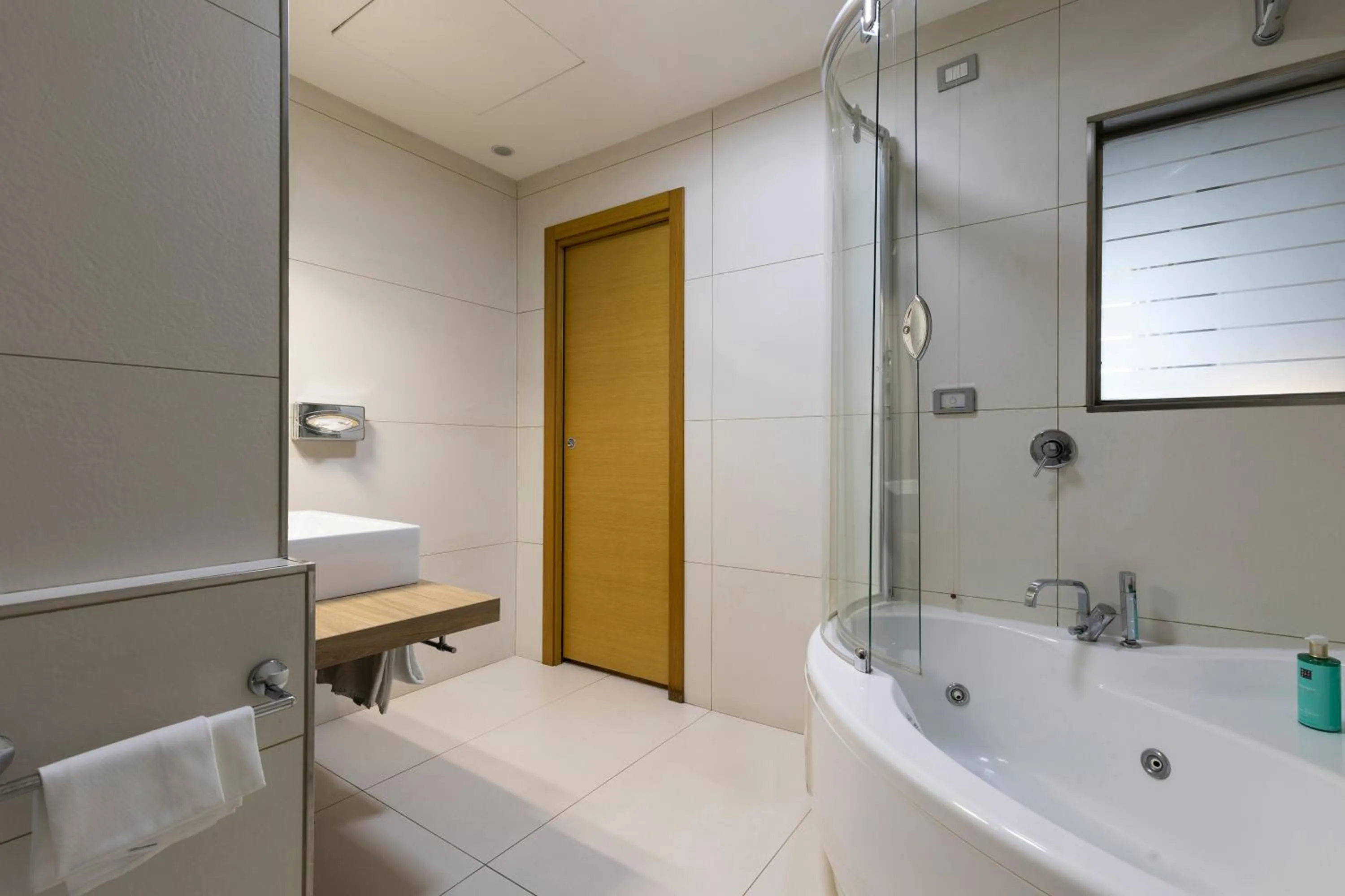 Bath in Hotel Royal Caserta