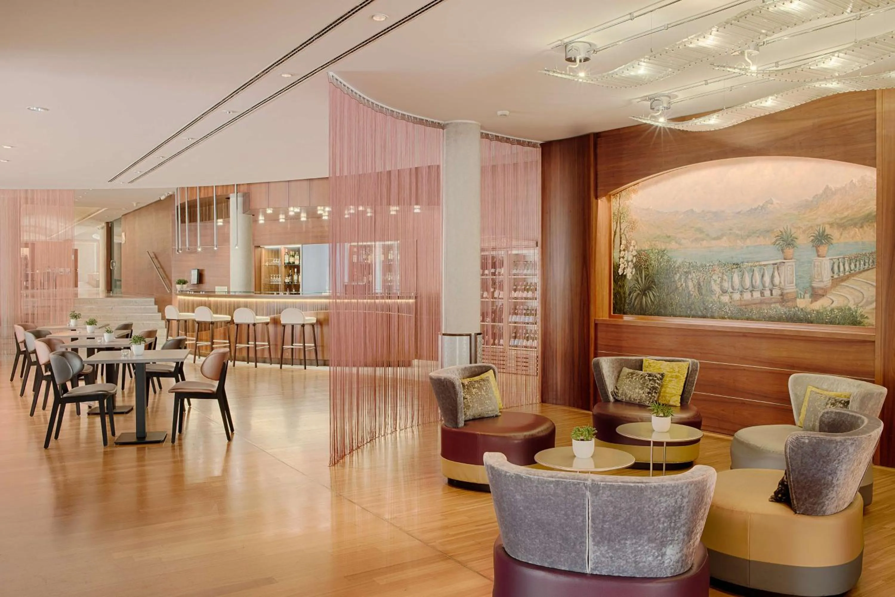 Lounge or bar in NH Lecco Pontevecchio