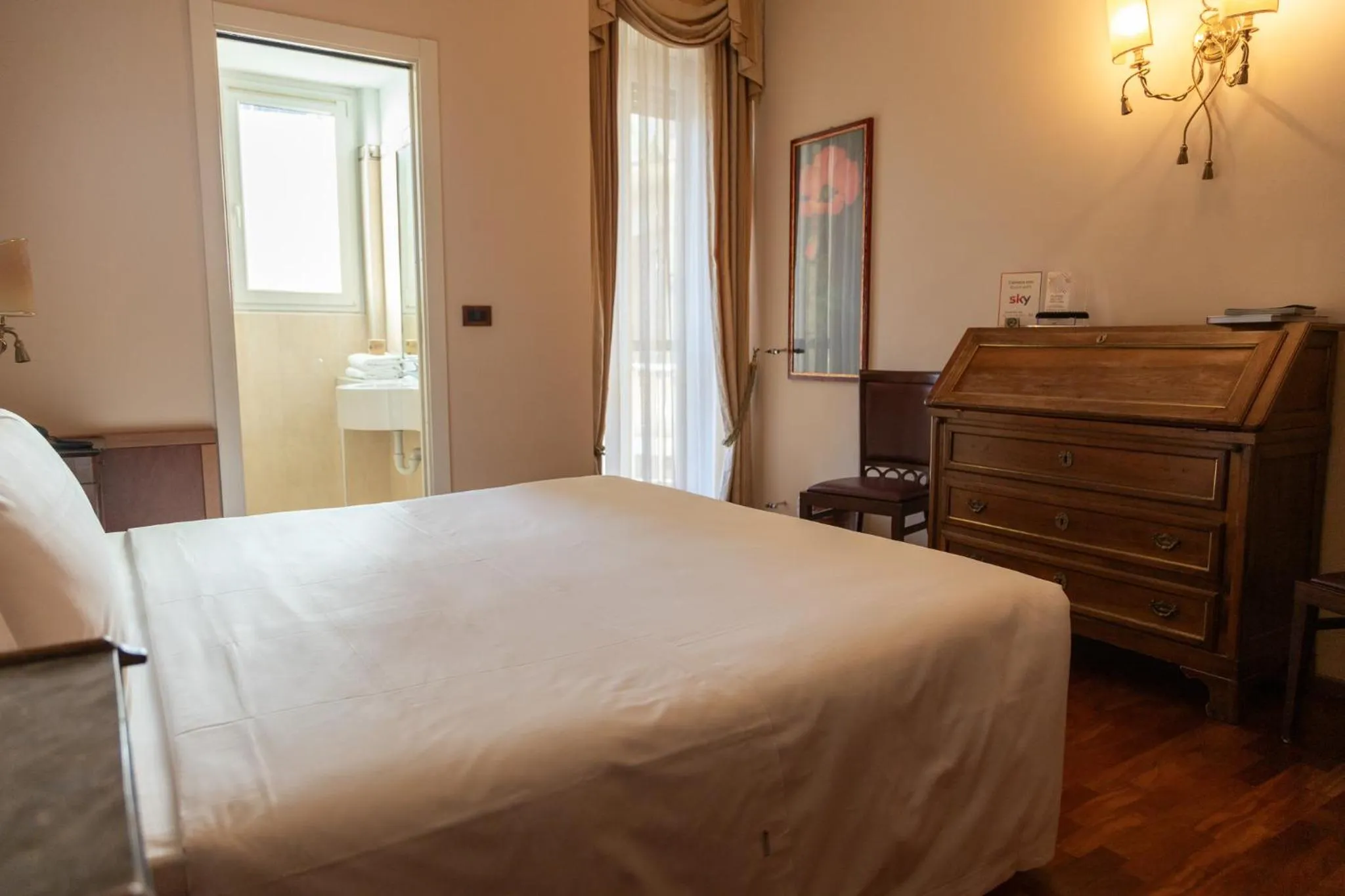 Bedroom, Bed in Hotel Continental