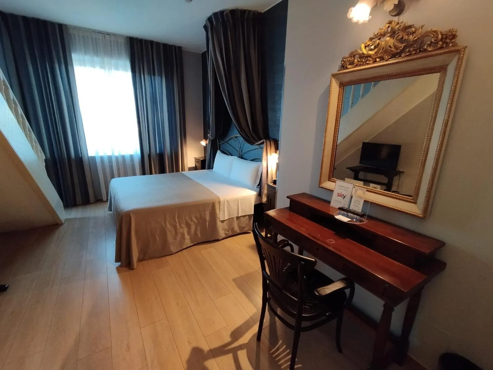 Photo of the whole room, Bed in Hotel Continental