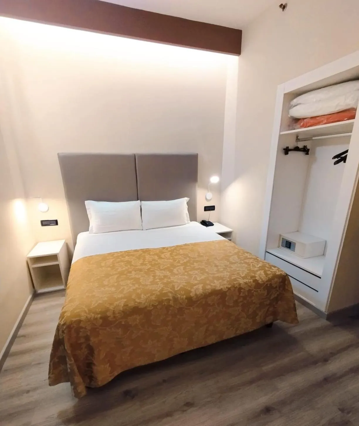 Photo of the whole room, Bed in Hotel Continental