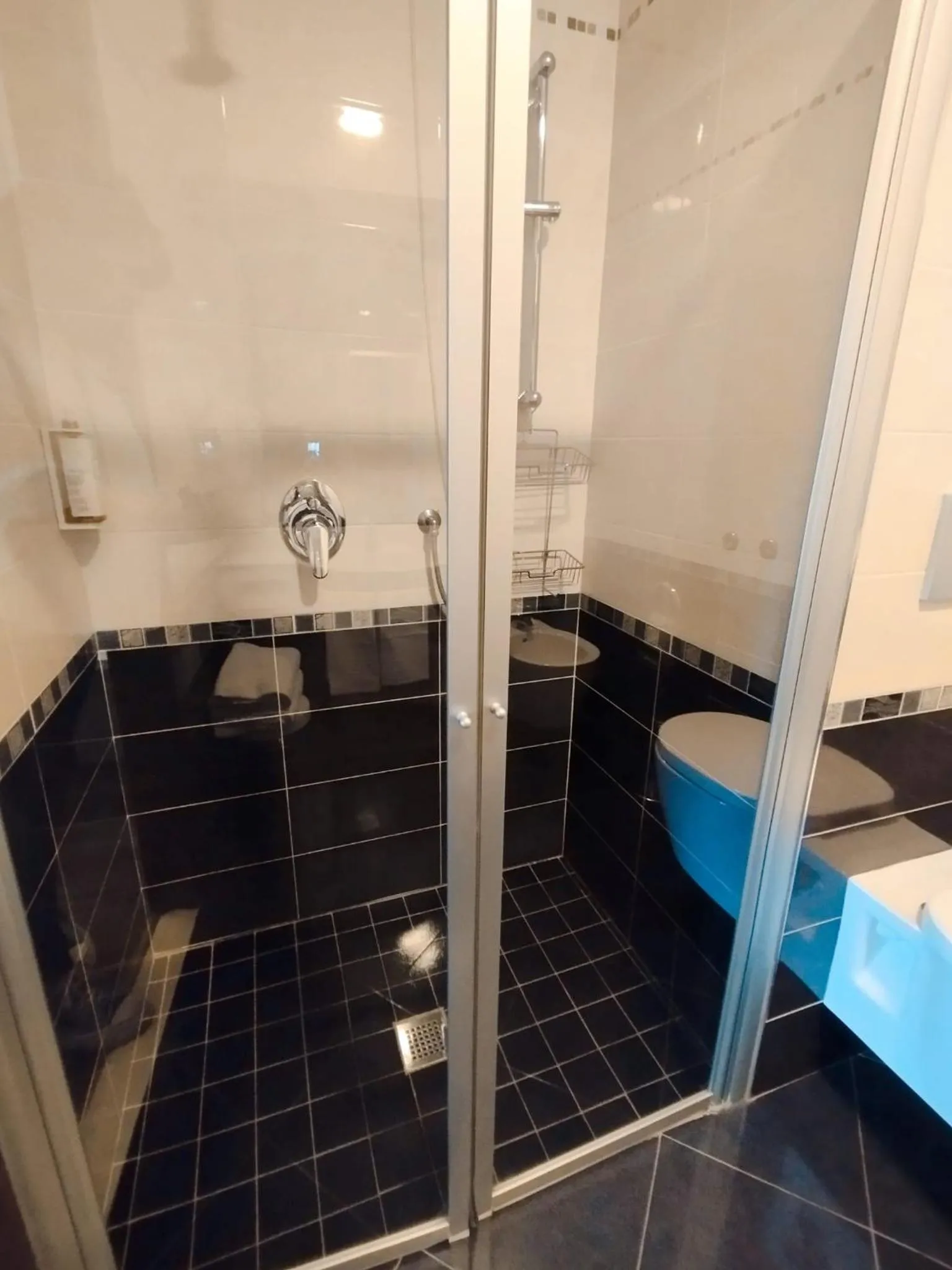 Shower in Hotel Continental