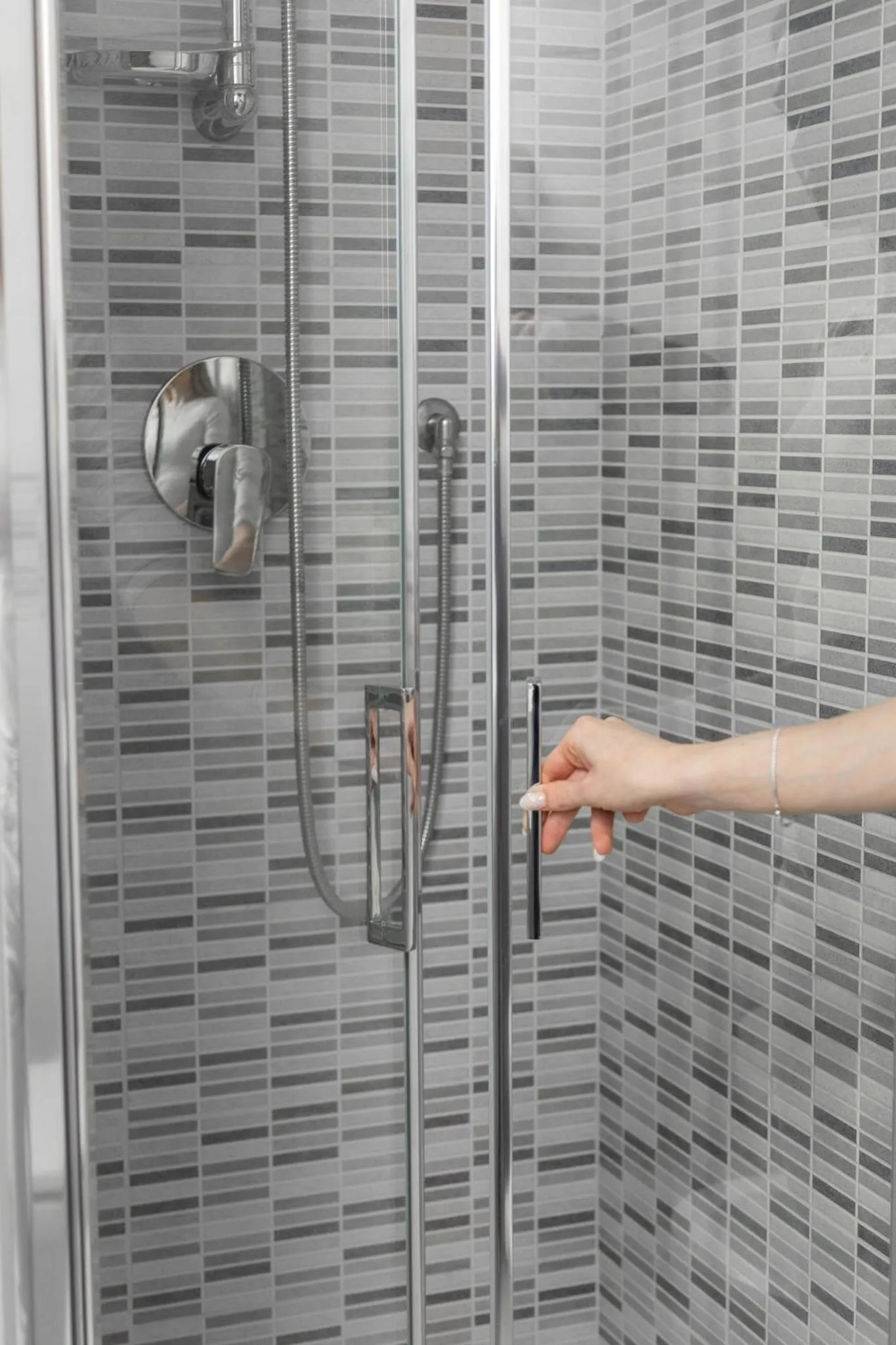 Shower in Hotel Continental