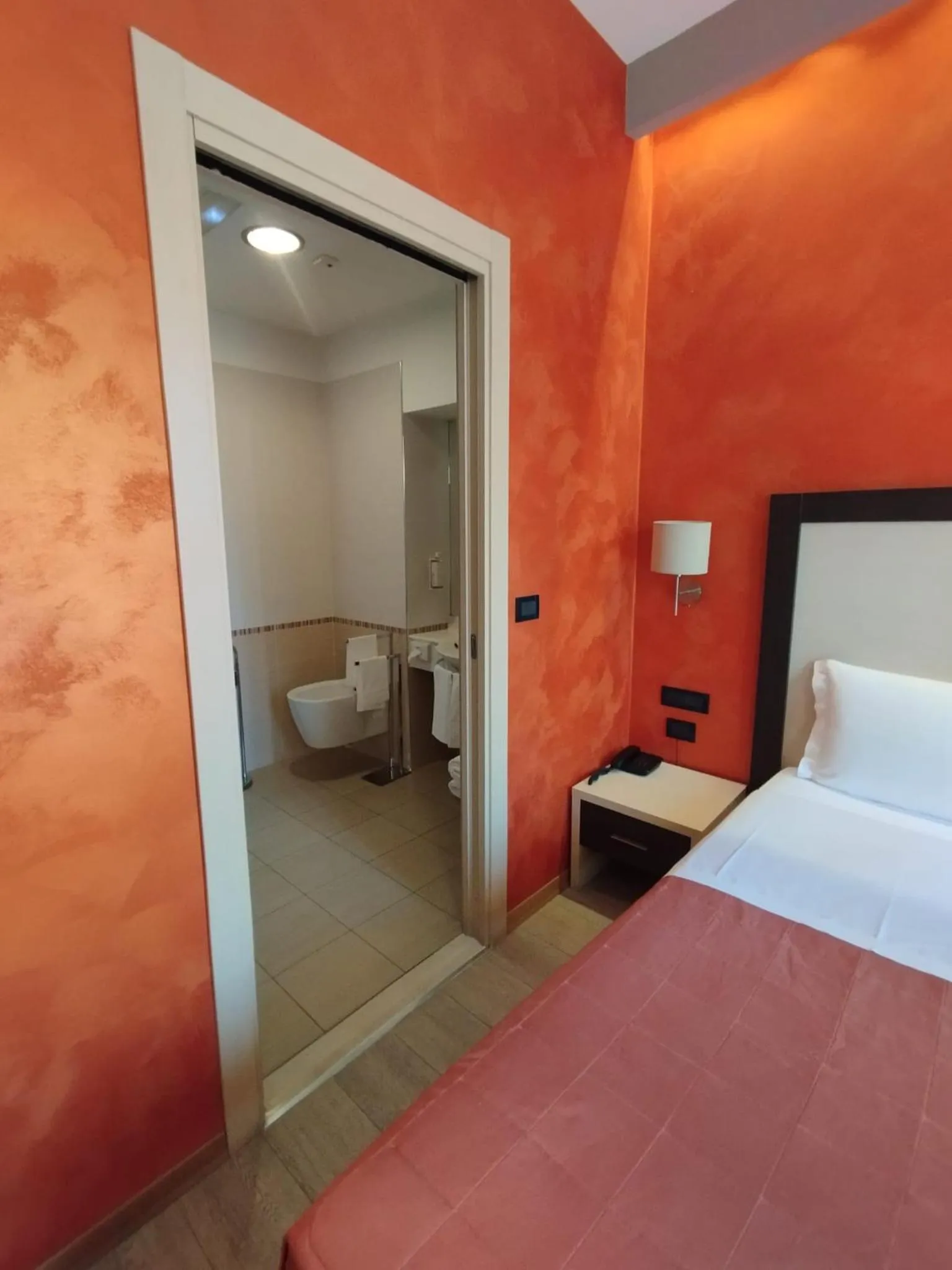 Bathroom, Bed in Hotel Continental