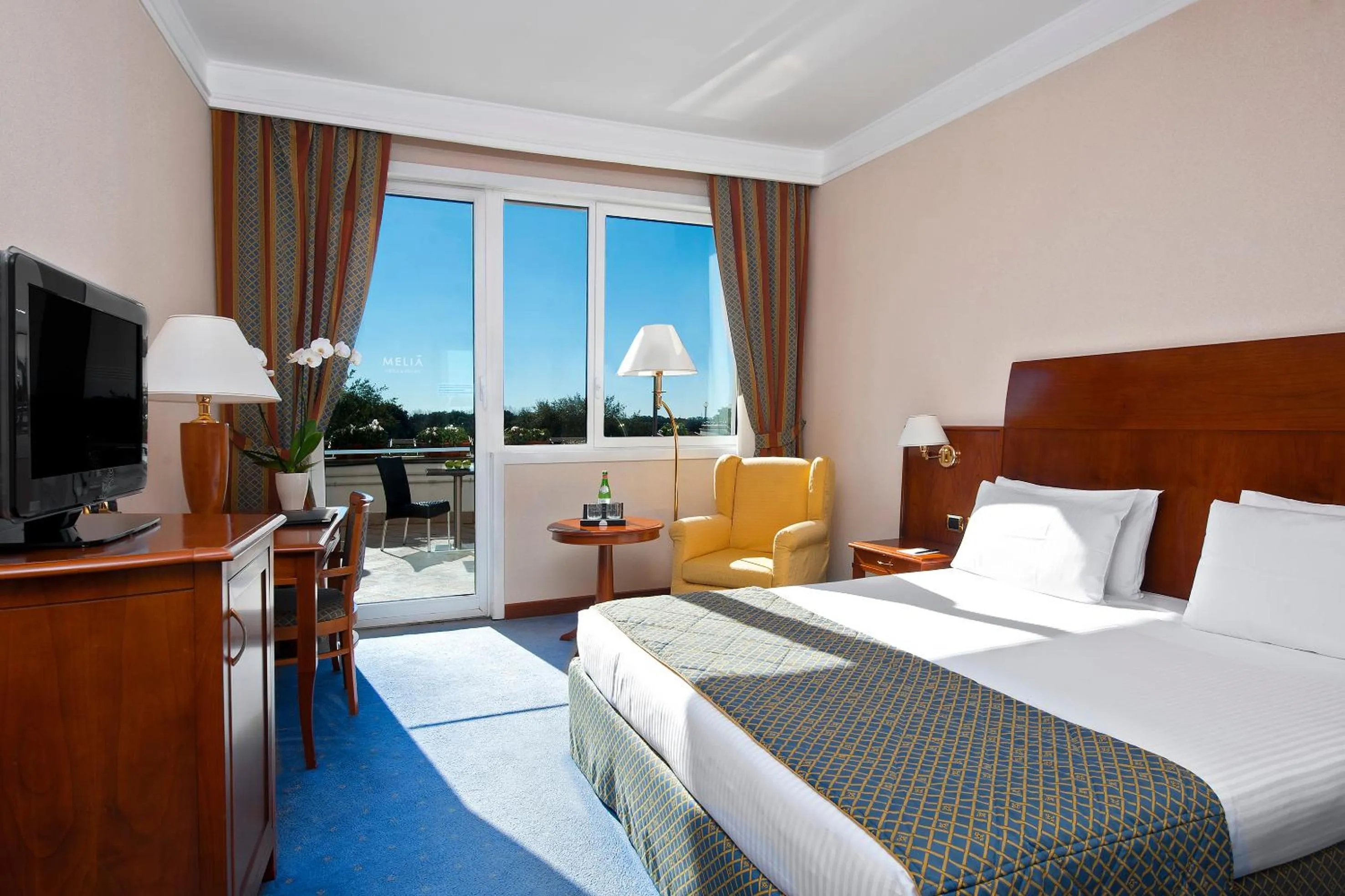 Winter, Bed in Hotel Roma Aurelia Antica