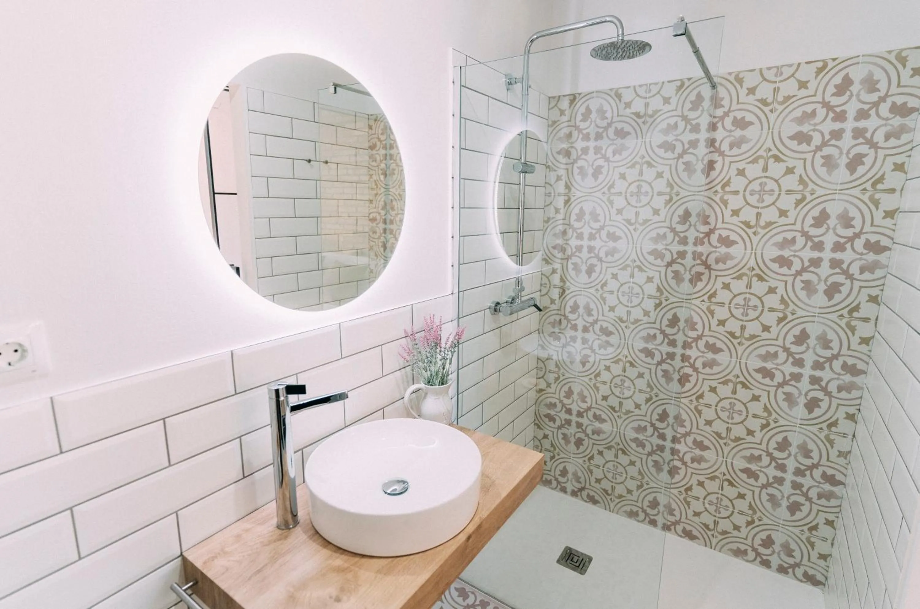 Shower in L'Hotelet del Delta - adults