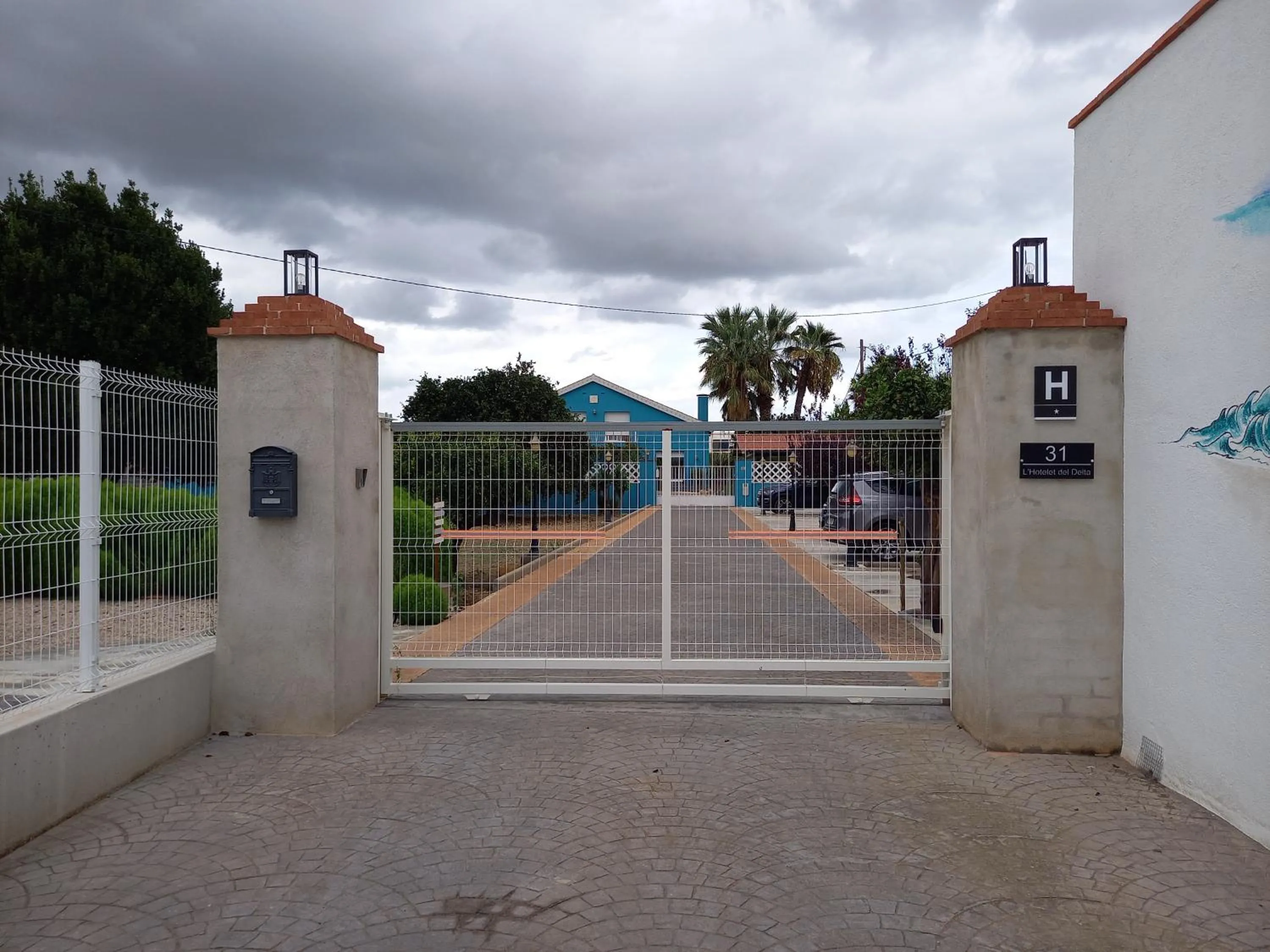 Street view in L'Hotelet del Delta - adults