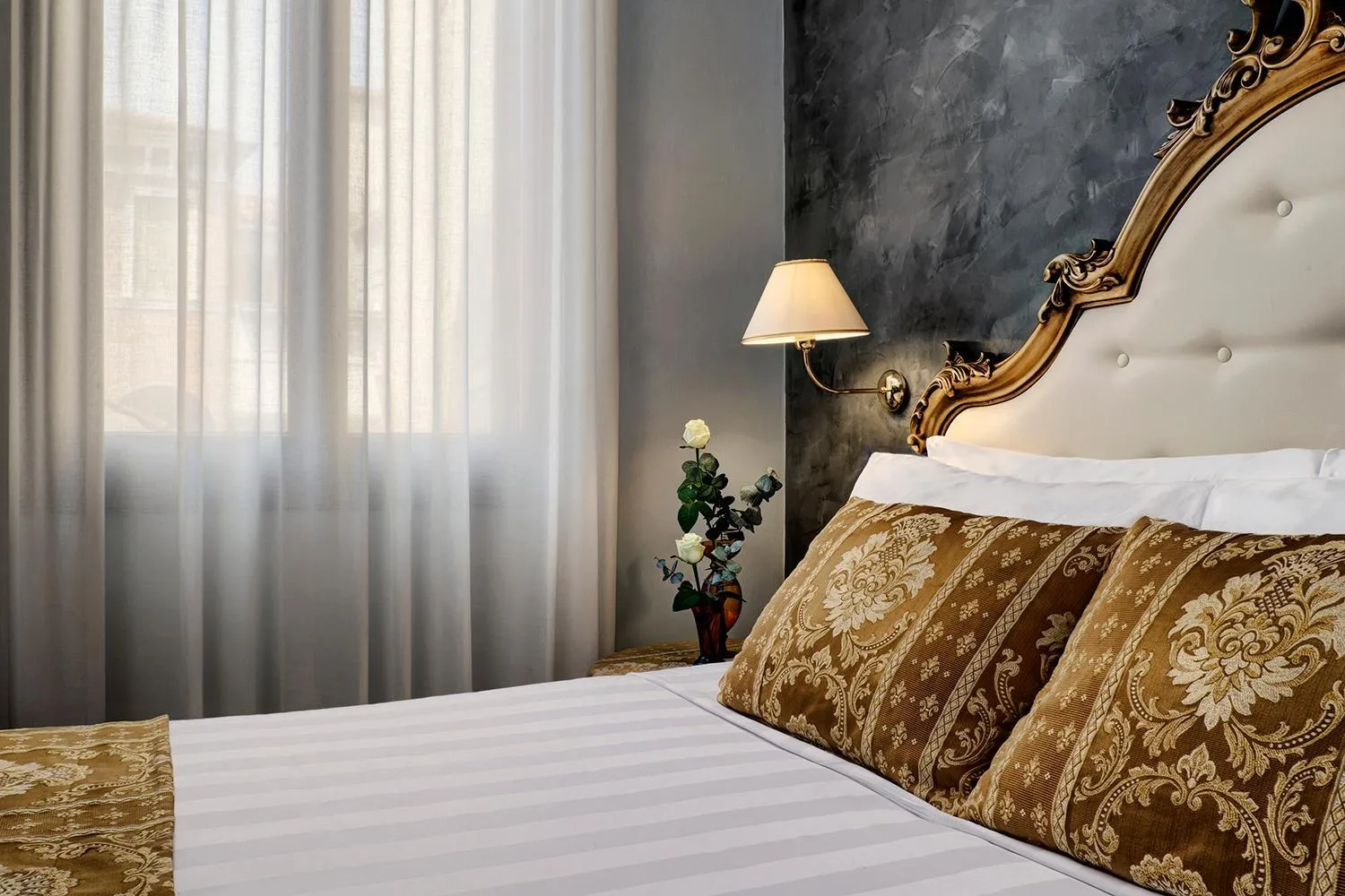 Bed in Hotel Pausania