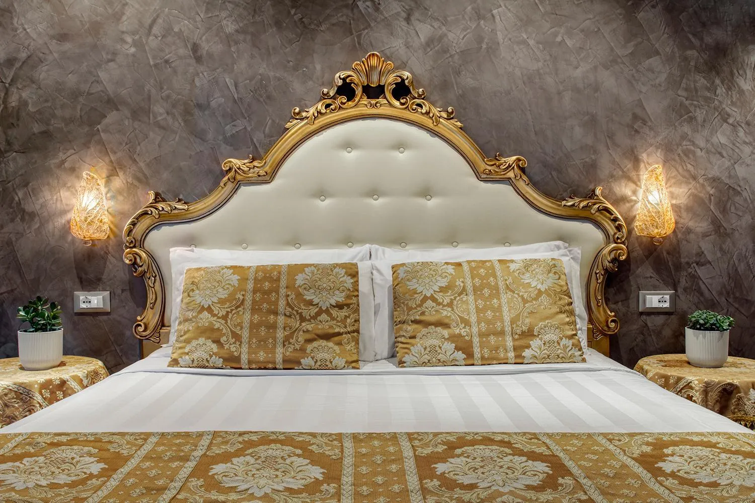 Bed in Hotel Pausania