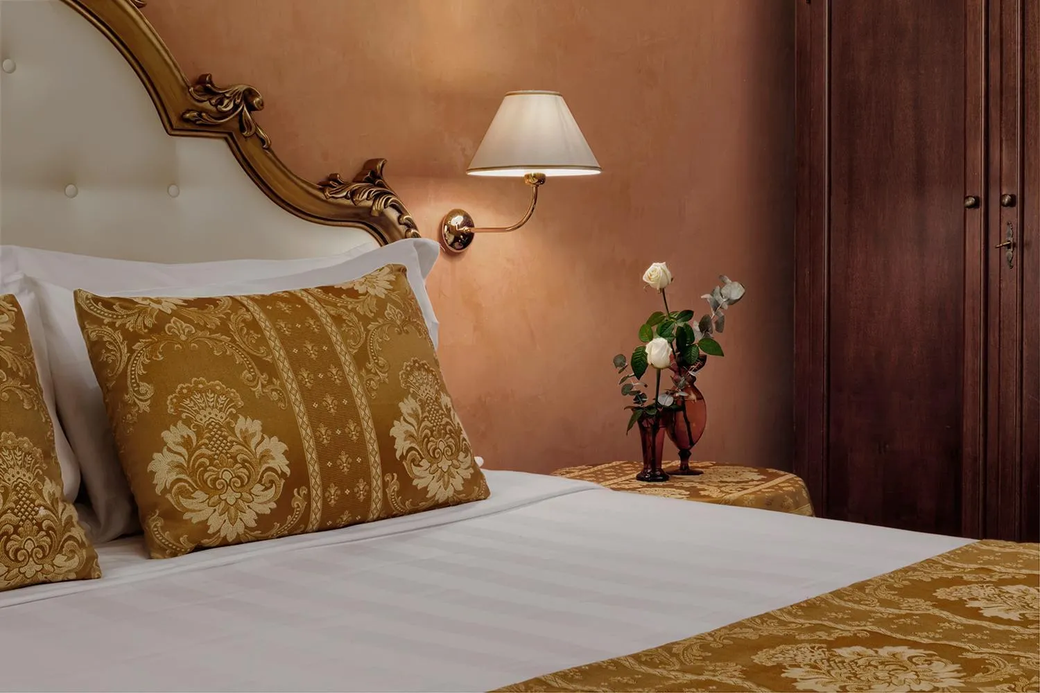 Bed in Hotel Pausania