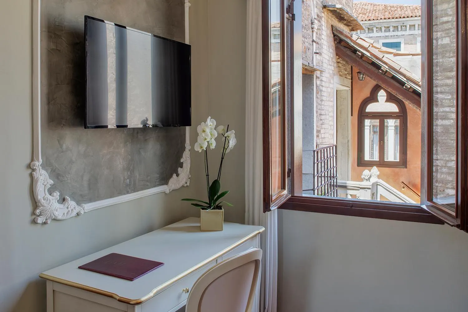 TV and multimedia in Hotel Pausania