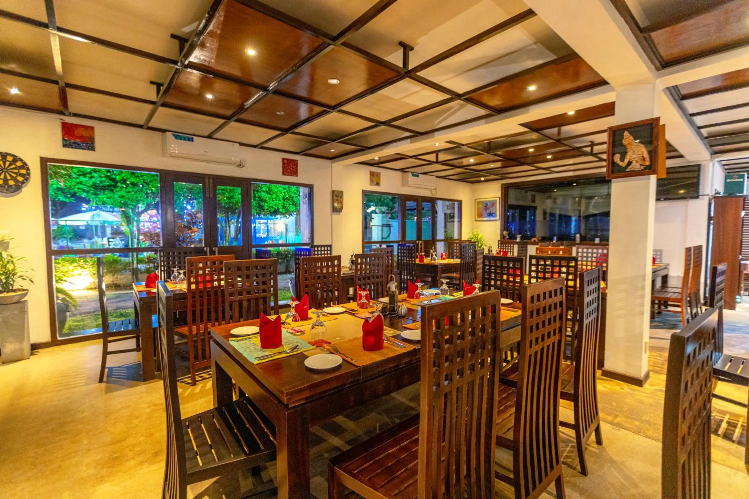 Restaurant/places to eat in THE Mangrove cave Hotel
