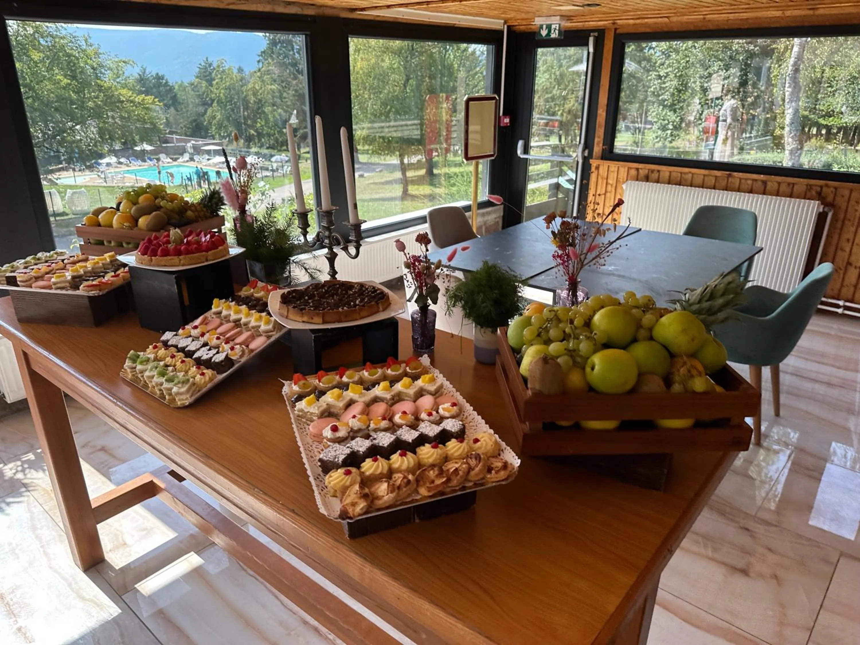 Food and drinks in Hôtel Parc Les Cigognes - Albé