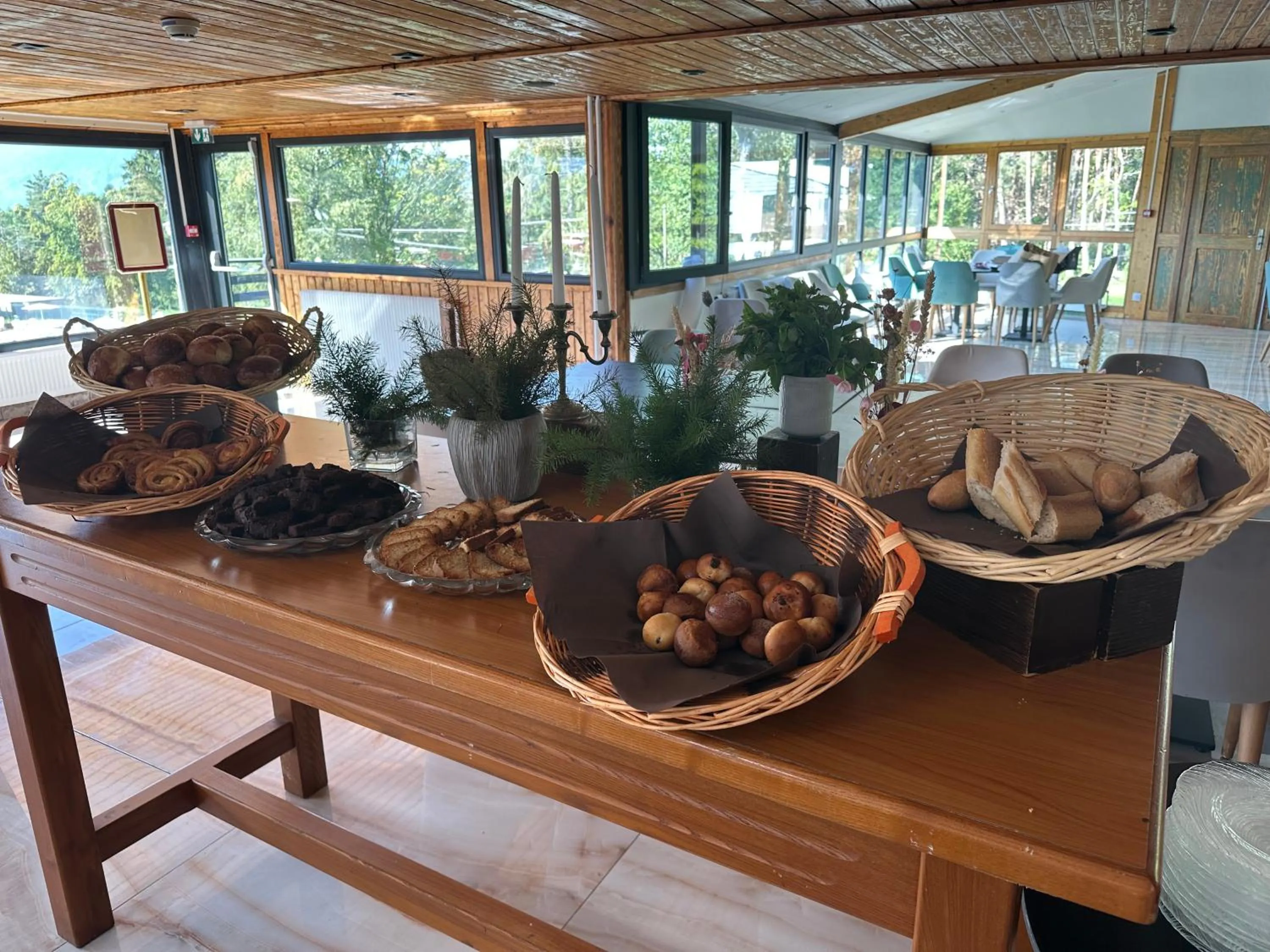 Food and drinks in Hôtel Parc Les Cigognes - Albé