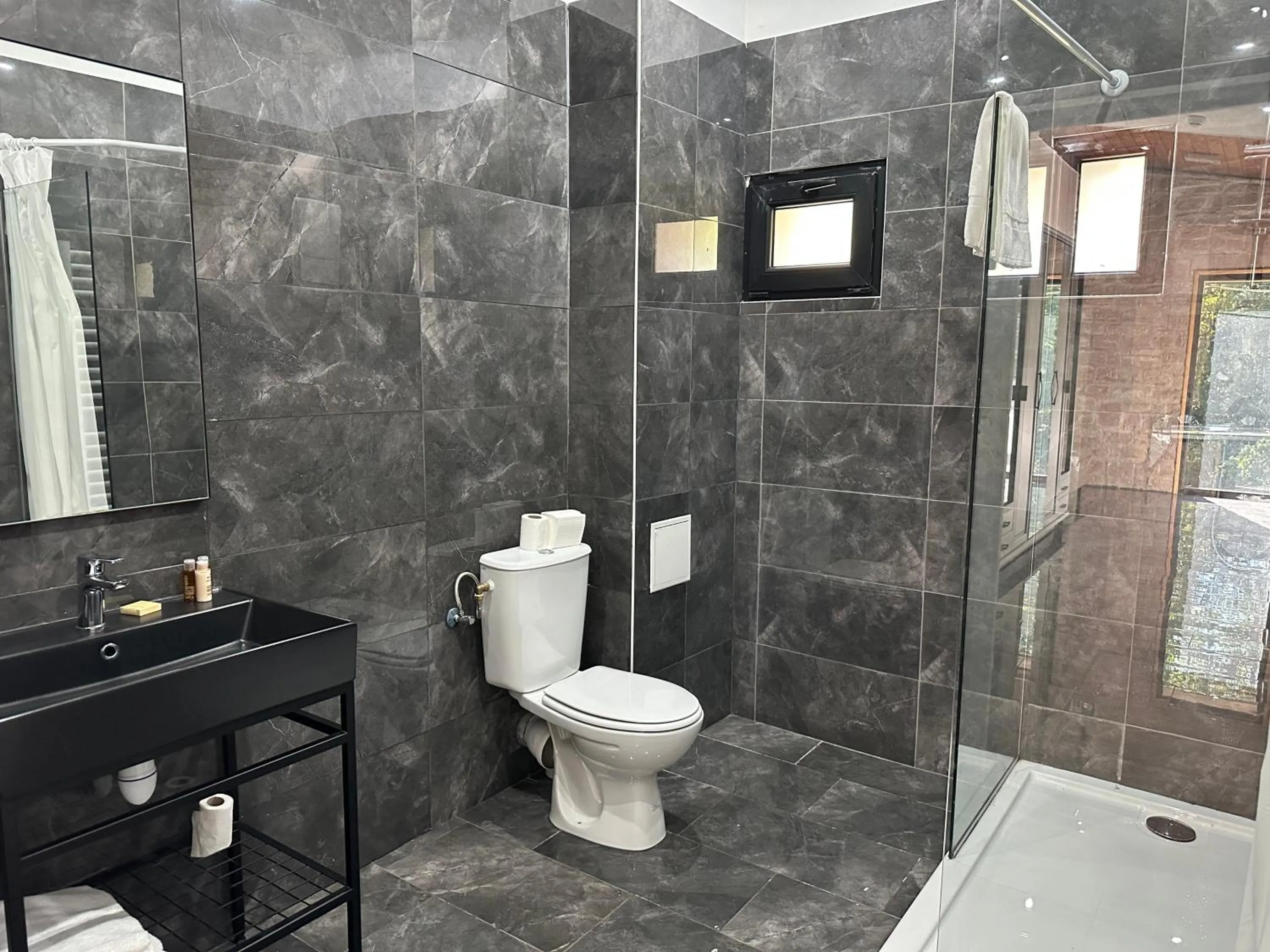 Shower in Hôtel Parc Les Cigognes - Albé