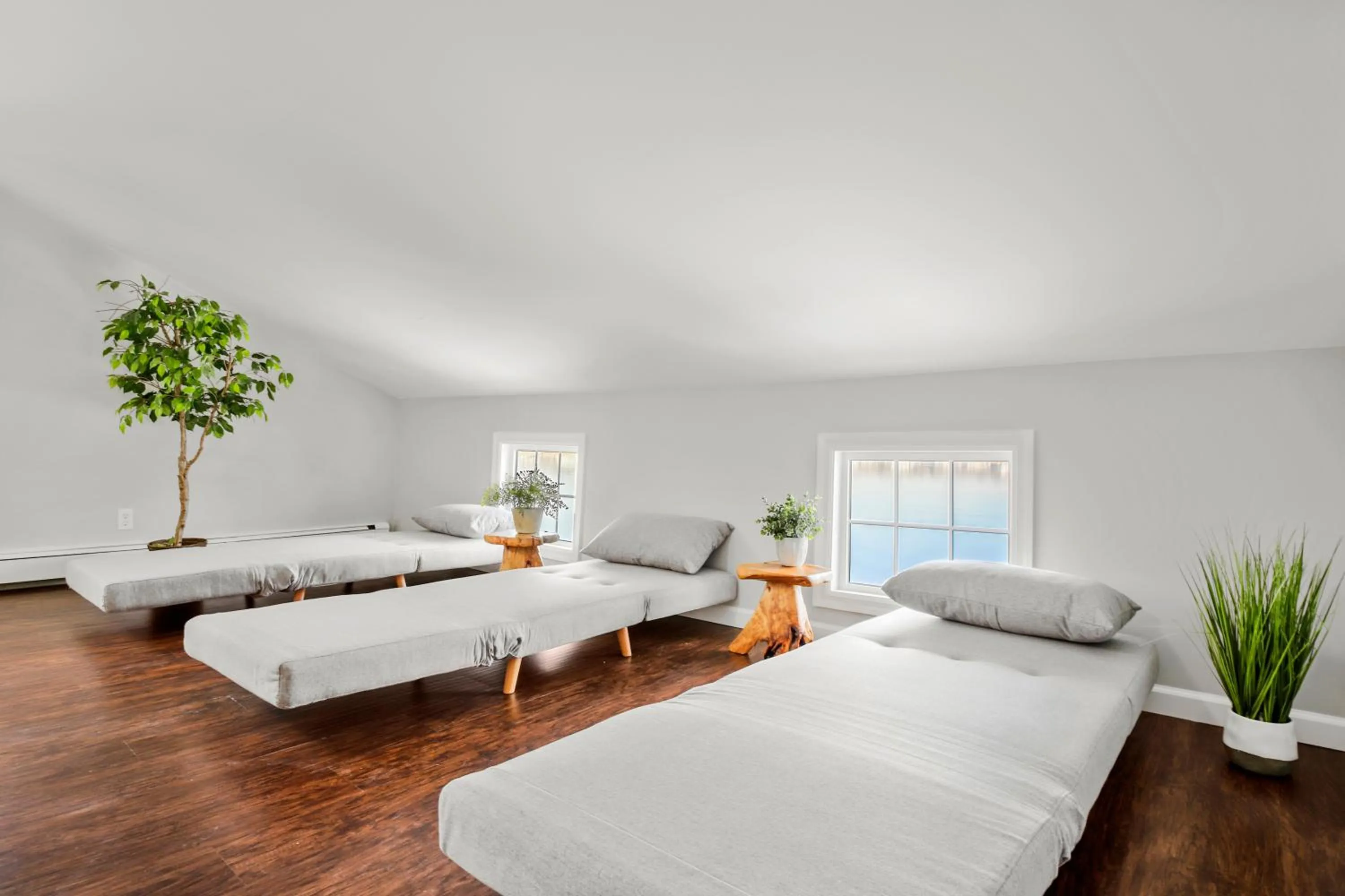 Bed in Waterview house walking distance from Cove Beach-5 mins to downtown-only 40 min to NYC