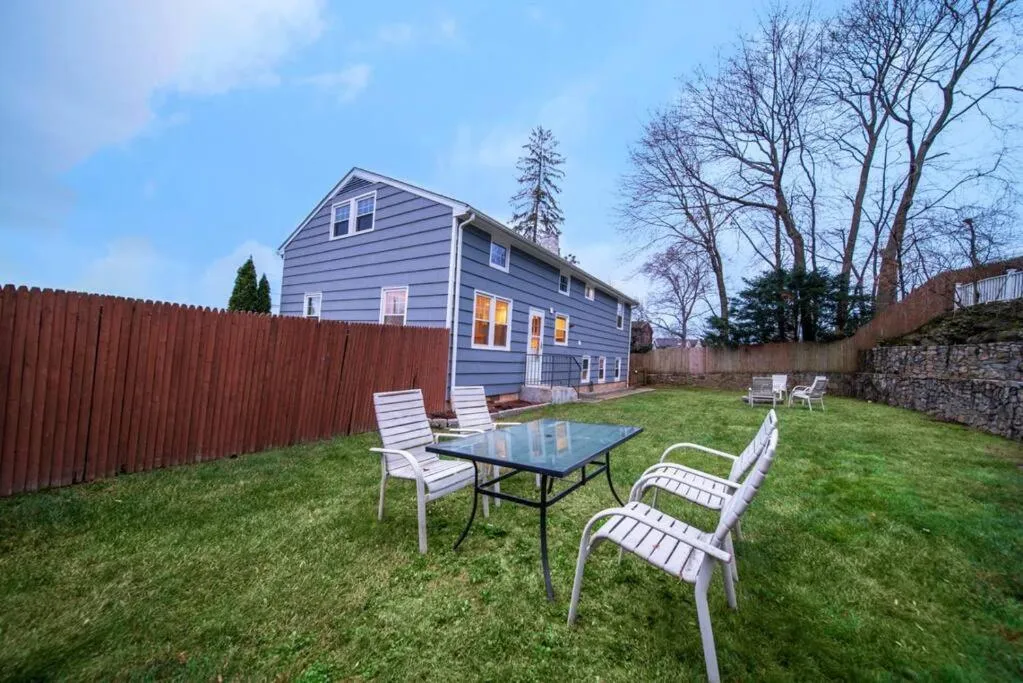 Waterview house walking distance from Cove Beach-5 mins to downtown-only 40 min to NYC