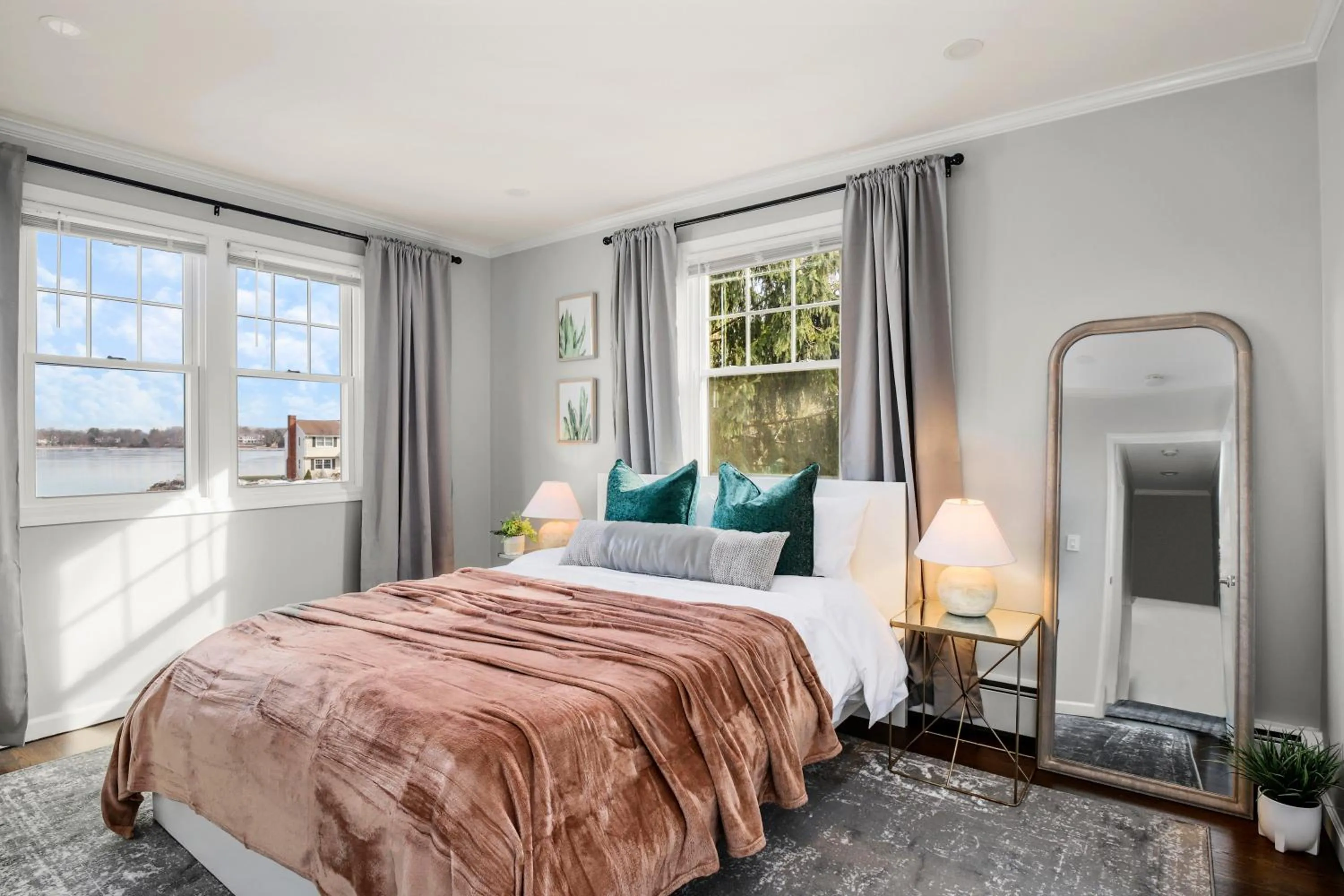 Bed in Waterview house walking distance from Cove Beach-5 mins to downtown-only 40 min to NYC