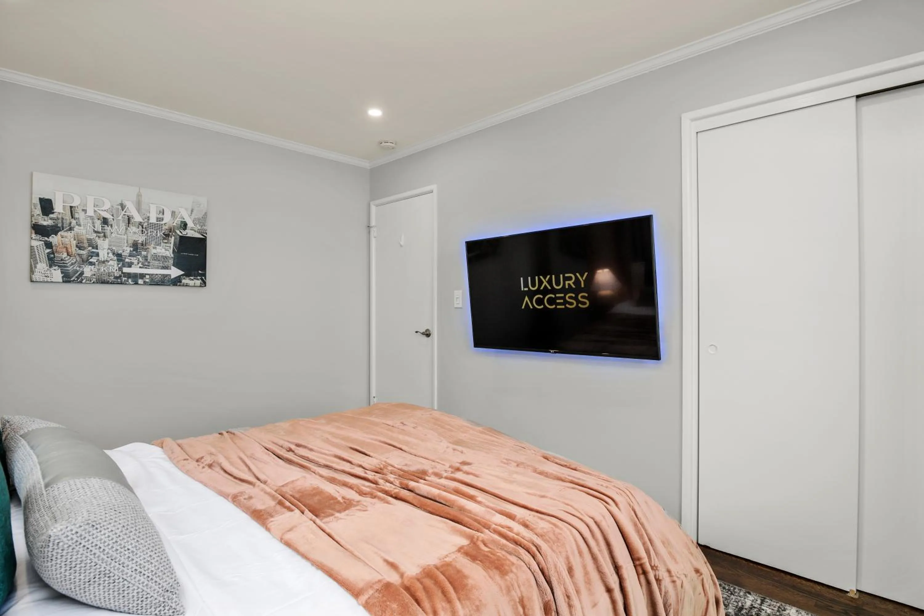 Bed in Waterview house walking distance from Cove Beach-5 mins to downtown-only 40 min to NYC