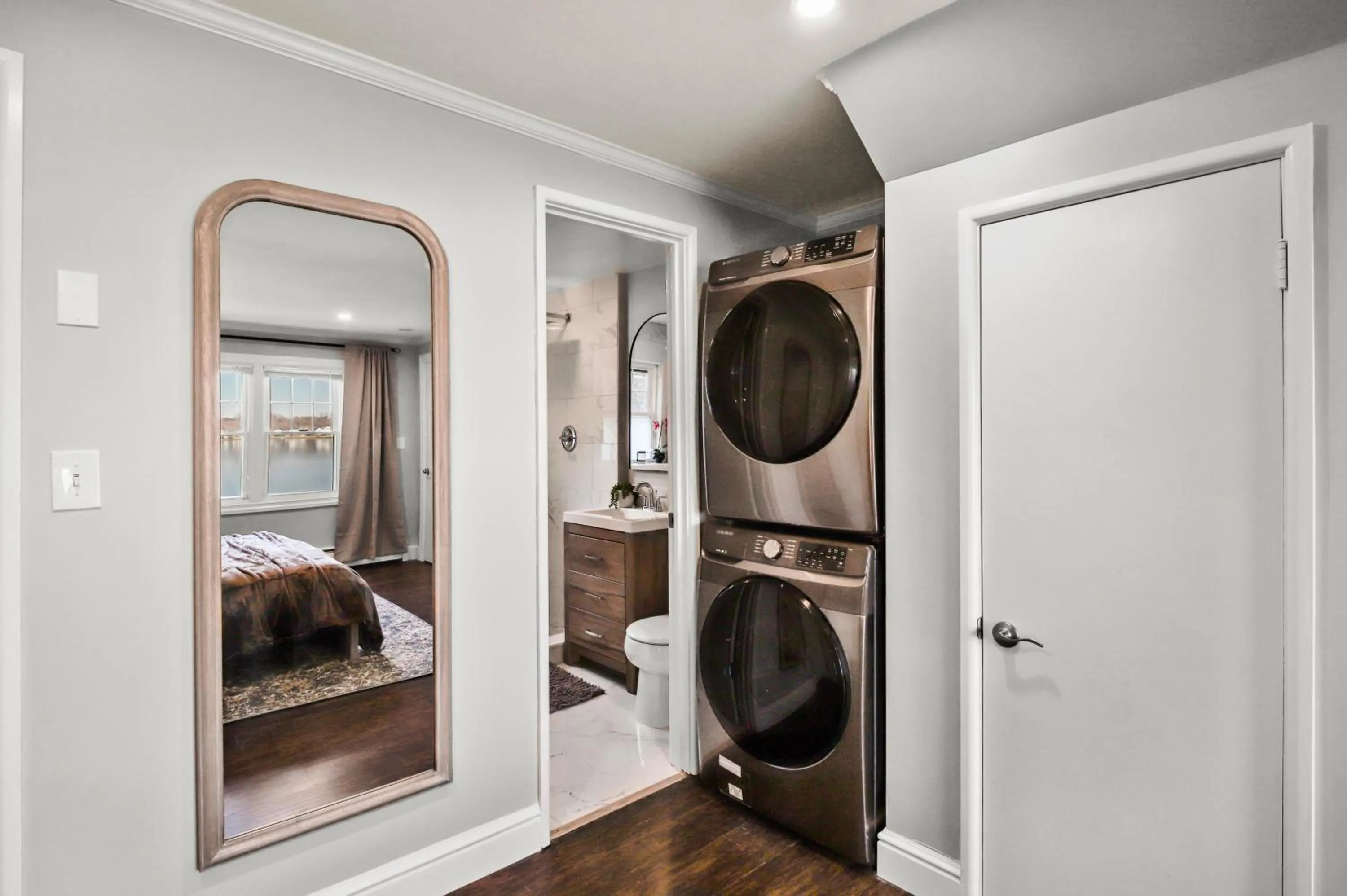 Bed in Waterview house walking distance from Cove Beach-5 mins to downtown-only 40 min to NYC