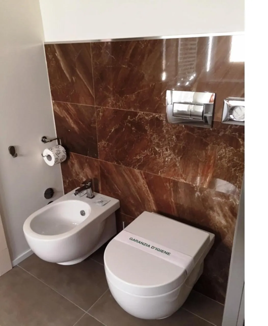 Toilet in Hotel Lancaster