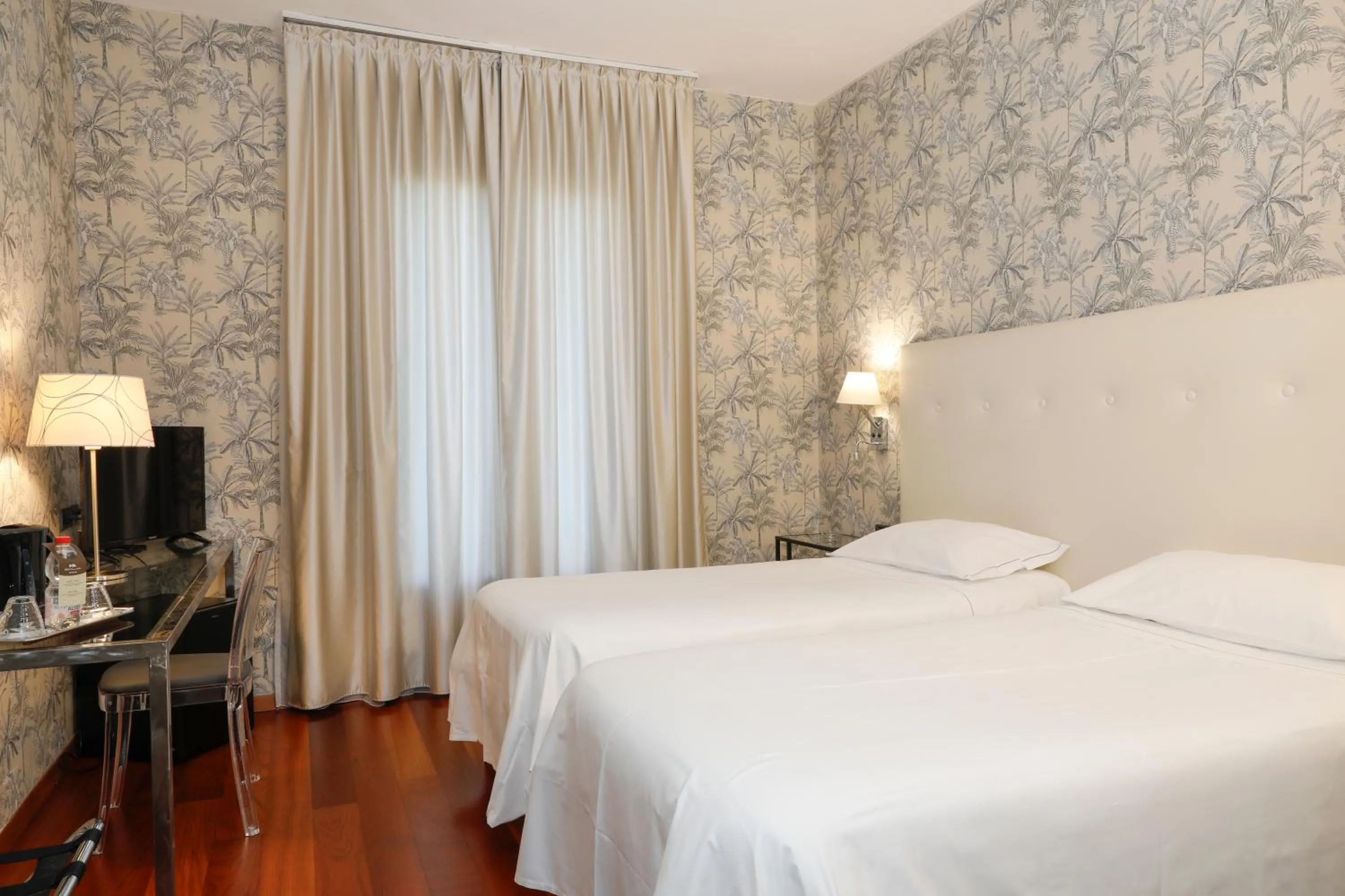 Photo of the whole room, Bed in Hotel Lancaster