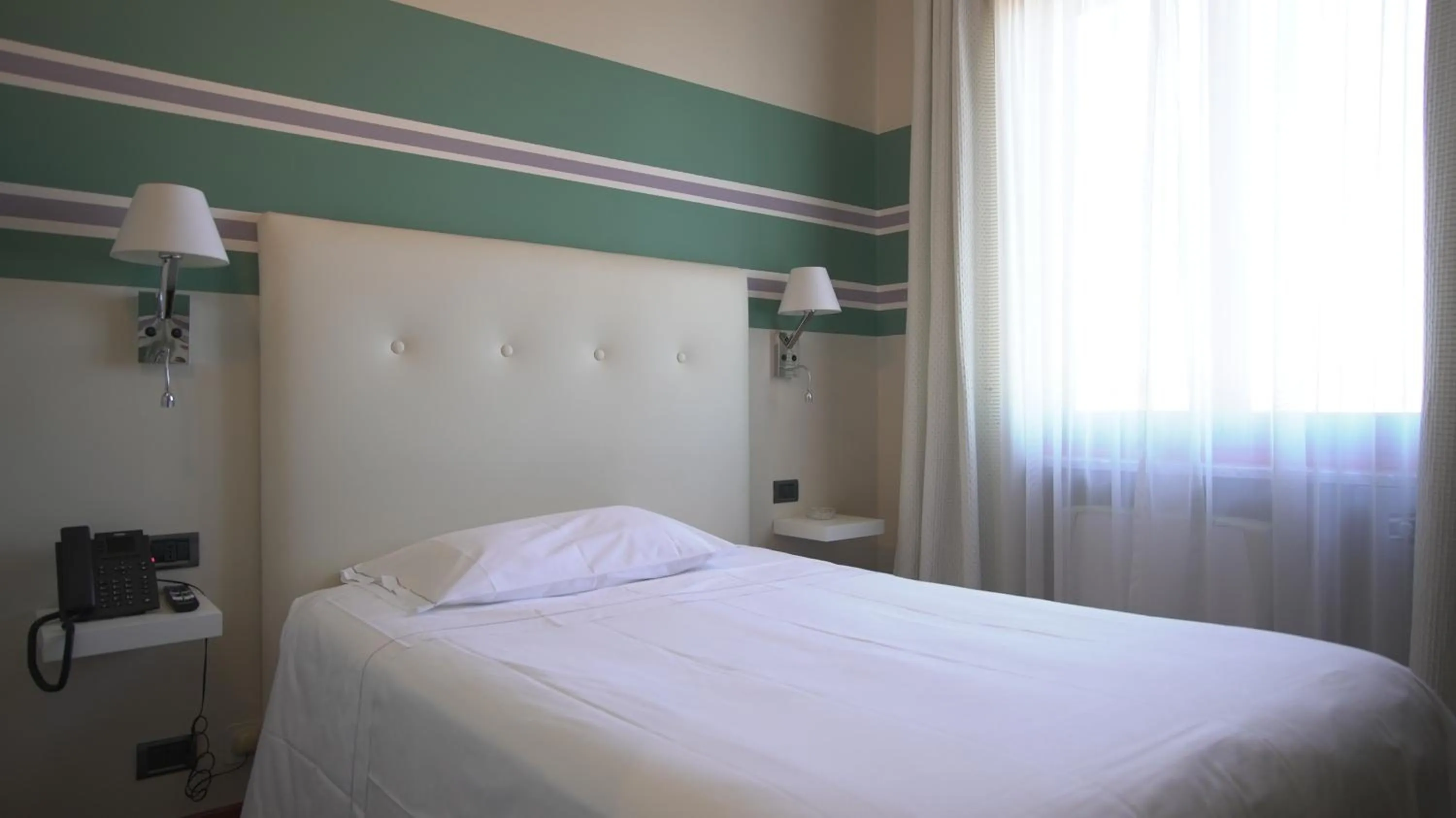 Photo of the whole room, Bed in Hotel Lancaster