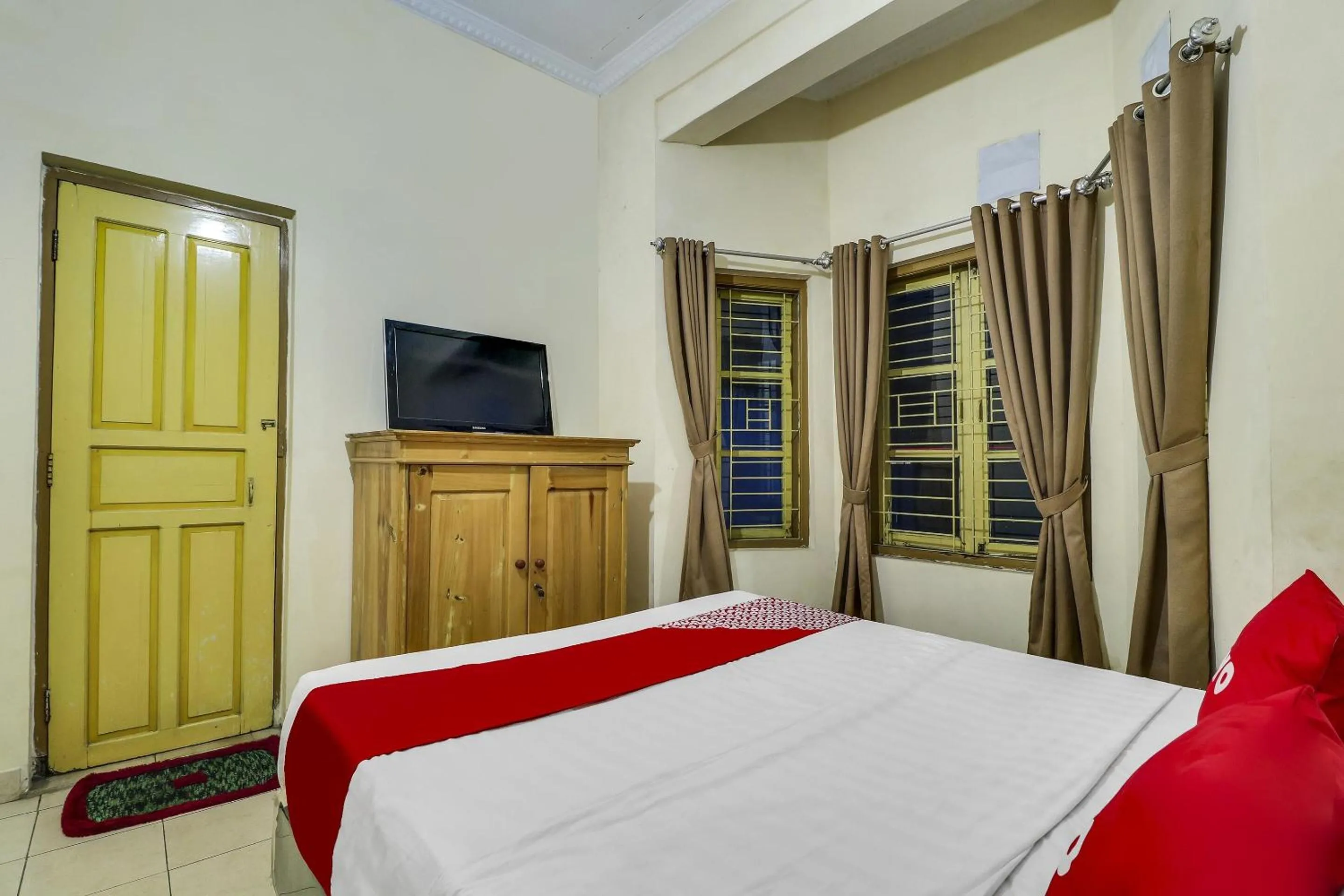 Bedroom in Hotel O My Guest House Syariah